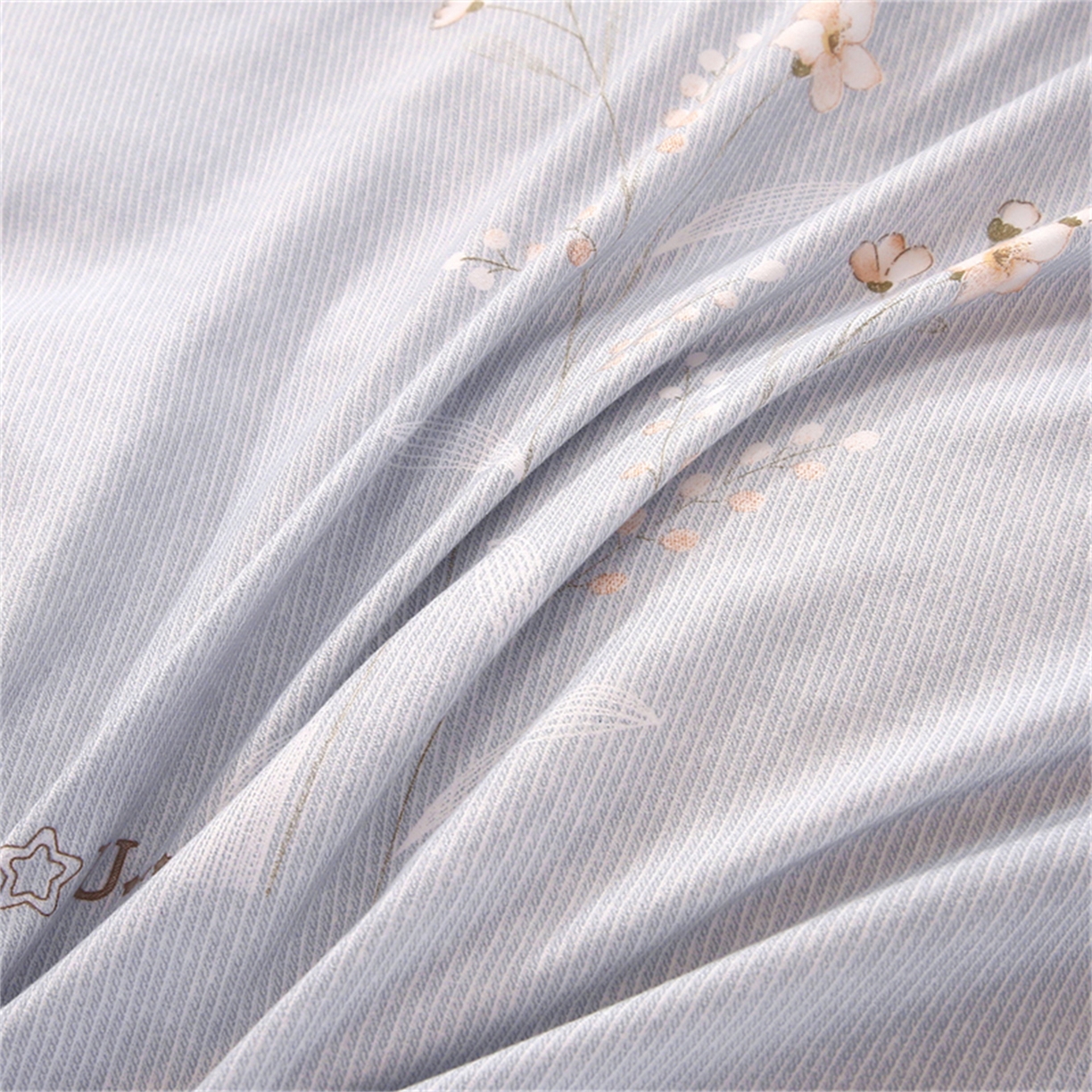 91家纺网 家纺一手货源 找家纺 织写 2025新款加厚磨毛澳绒棉四件套 贝莉浅蓝