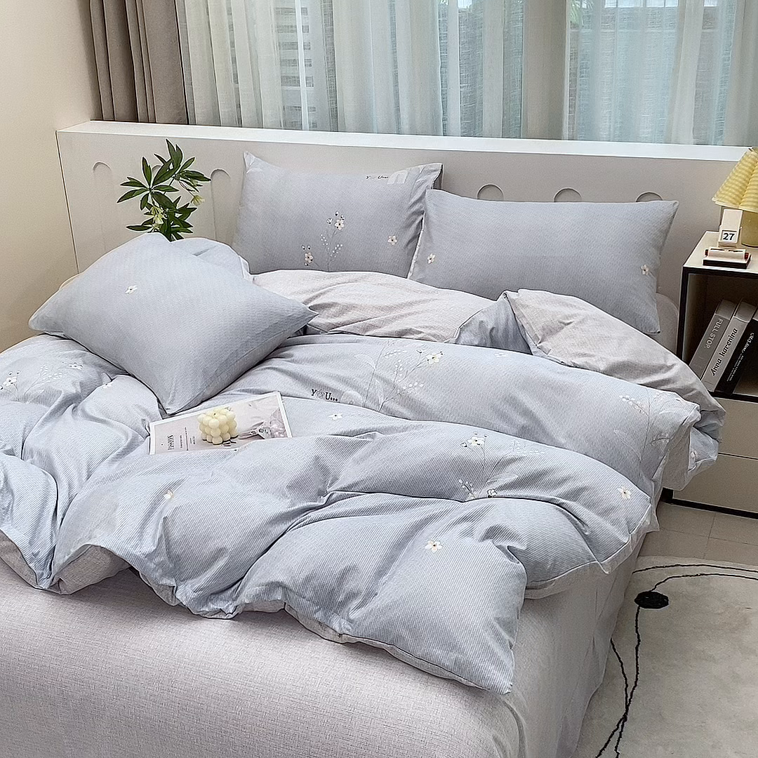 91家纺网 家纺一手货源 找家纺 织写 2025新款加厚磨毛澳绒棉四件套 贝莉浅蓝