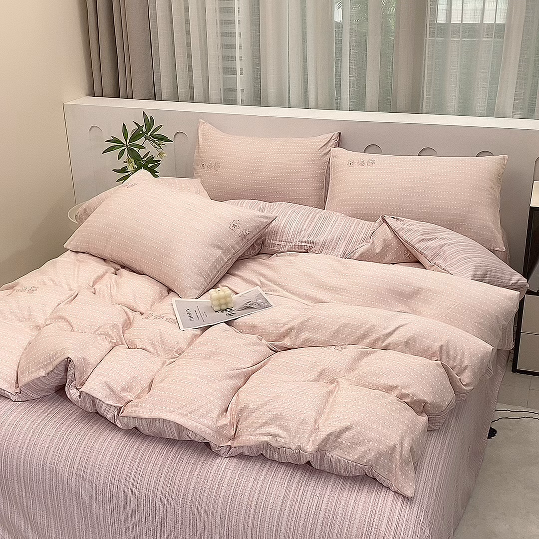 91家纺网 家纺一手货源 找家纺 织写 2025新款加厚磨毛澳绒棉四件套 开心小熊