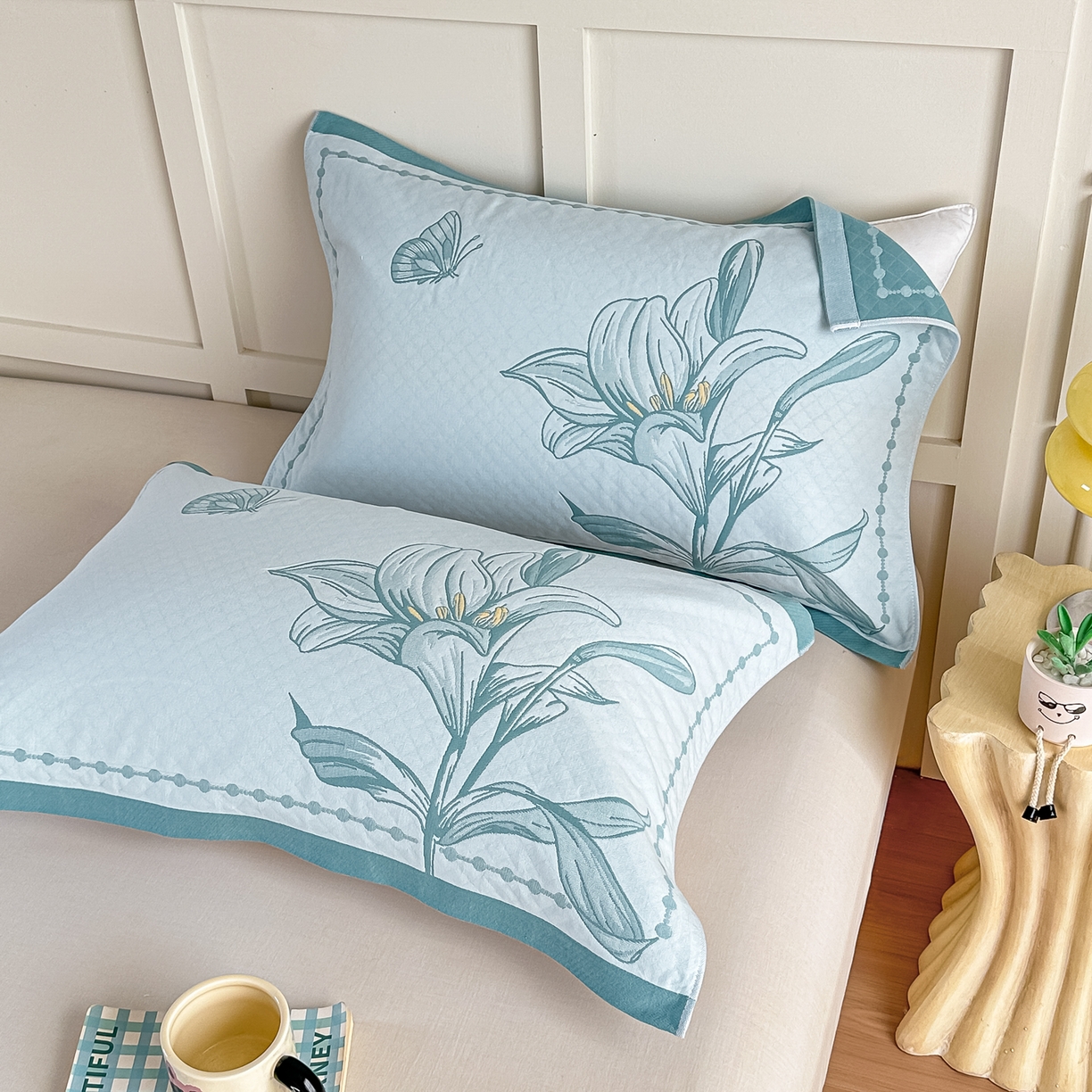 91家纺网 家纺一手货源 找家纺 沐瑟家纺 2025新款馨梦枕巾 百合-湖蓝 52x75cm枕巾一对