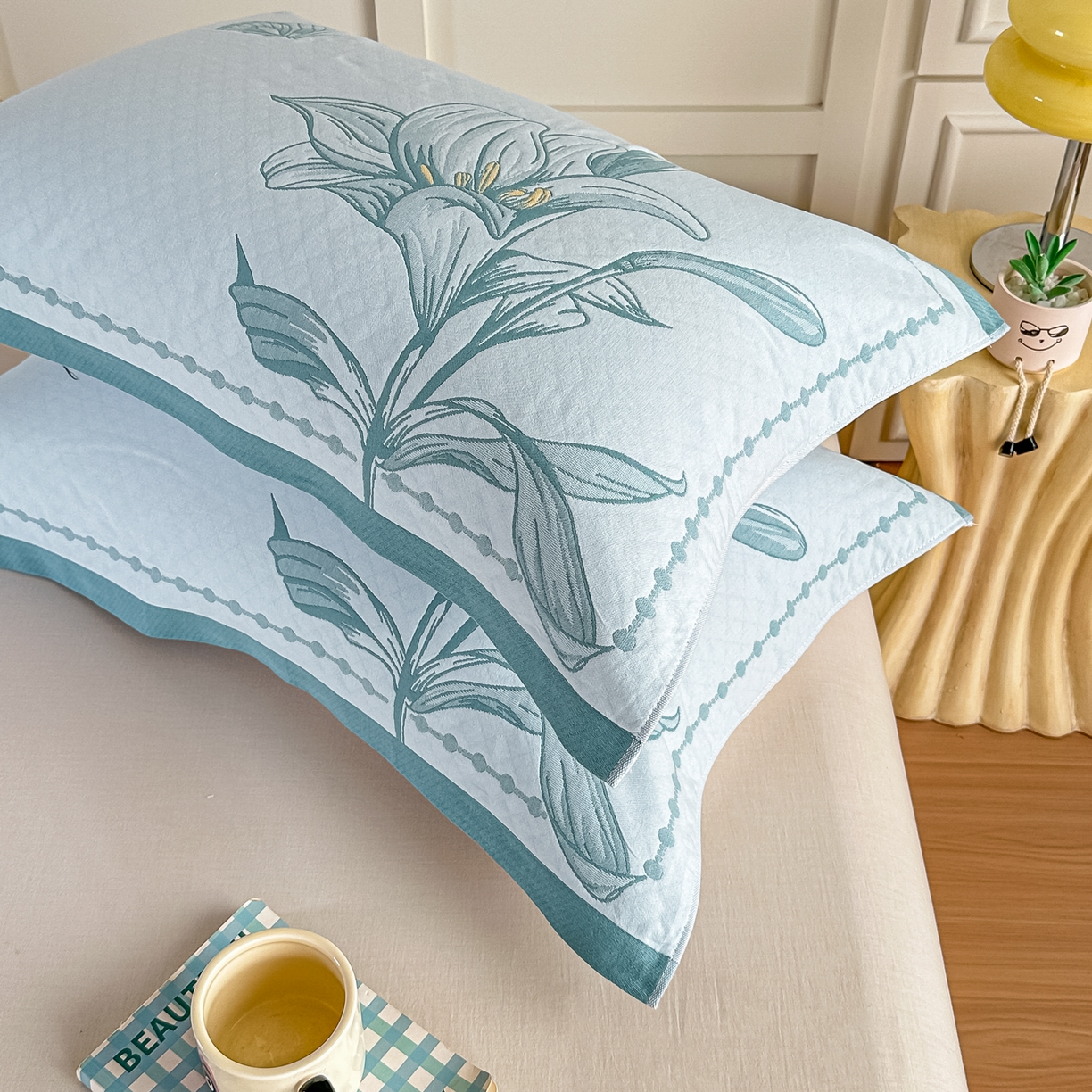 91家纺网 家纺一手货源 找家纺 沐瑟家纺 2025新款馨梦枕巾 百合-湖蓝 52x75cm枕巾一对