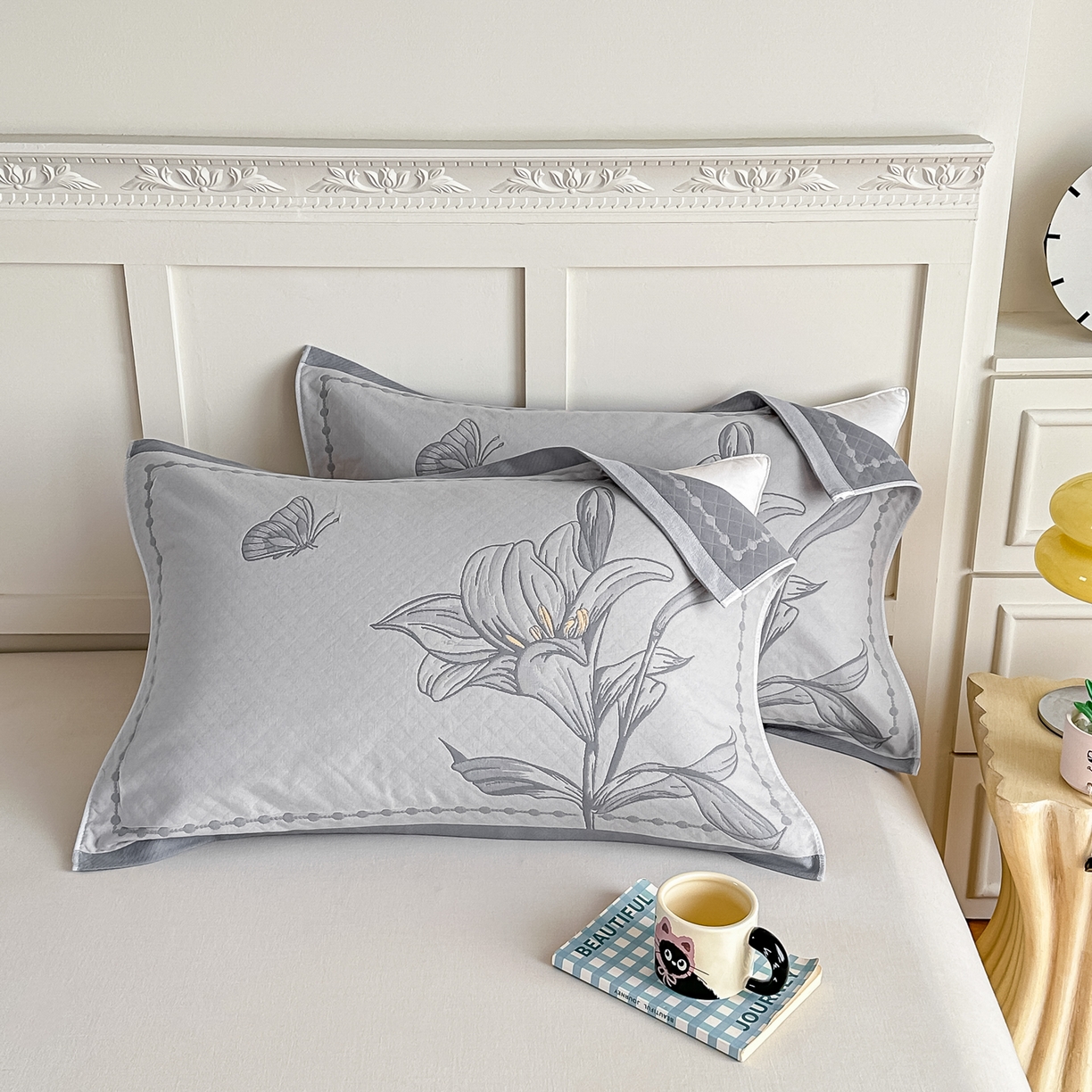 91家纺网 家纺一手货源 找家纺 沐瑟家纺 2025新款馨梦枕巾 百合-灰 52x75cm枕巾一对