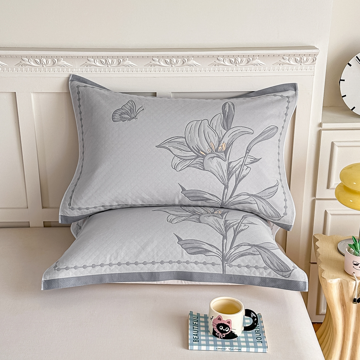 91家纺网 家纺一手货源 找家纺 沐瑟家纺 2025新款馨梦枕巾 百合-灰 52x75cm枕巾一对