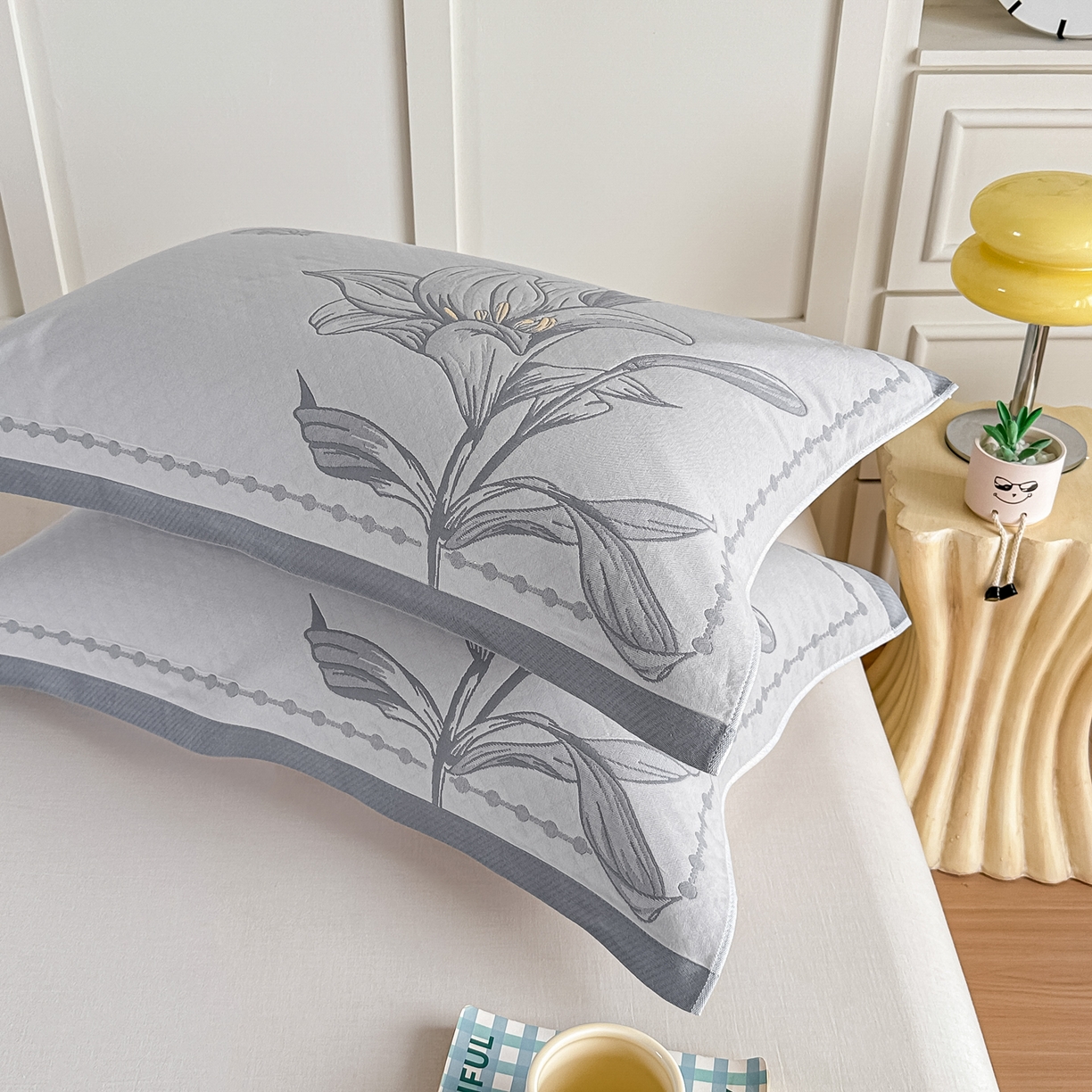 91家纺网 家纺一手货源 找家纺 沐瑟家纺 2025新款馨梦枕巾 百合-灰 52x75cm枕巾一对