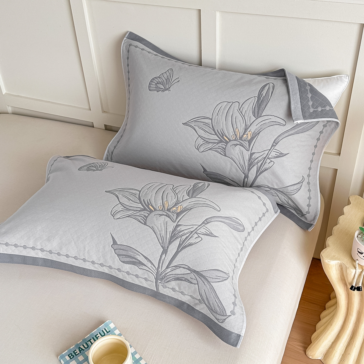 91家纺网 家纺一手货源 找家纺 沐瑟家纺 2025新款馨梦枕巾 百合-灰 52x75cm枕巾一对