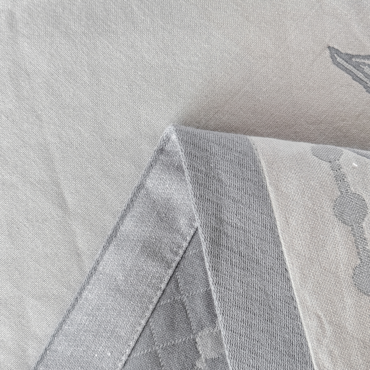 91家纺网 家纺一手货源 找家纺 沐瑟家纺 2025新款馨梦枕巾 百合-灰 52x75cm枕巾一对