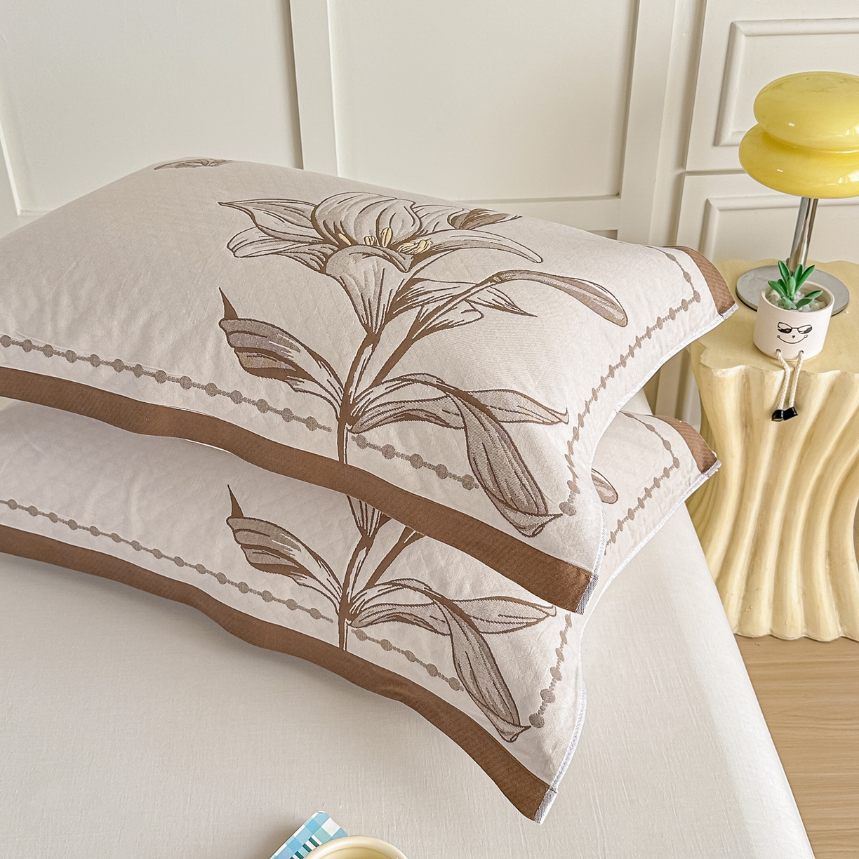 91家纺网 家纺一手货源 找家纺 沐瑟家纺 2025新款馨梦枕巾 百合-棕 52x75cm枕巾一对