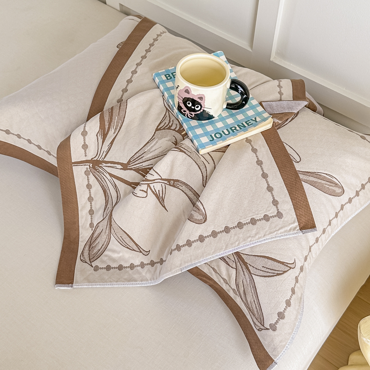 91家纺网 家纺一手货源 找家纺 沐瑟家纺 2025新款馨梦枕巾 百合-棕 52x75cm枕巾一对