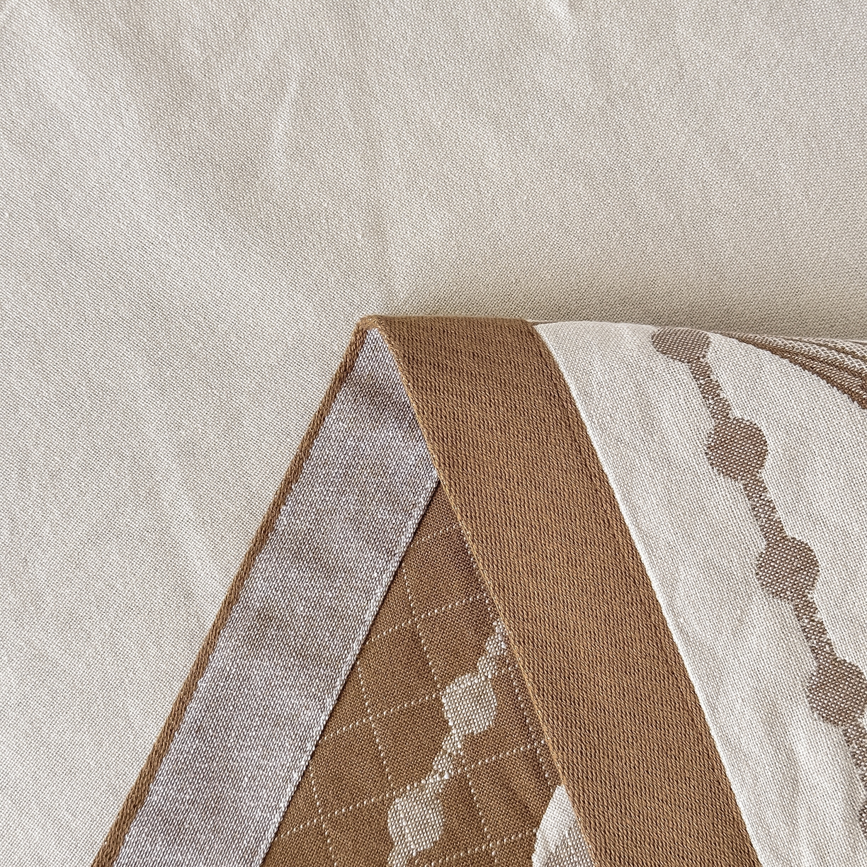 91家纺网 家纺一手货源 找家纺 沐瑟家纺 2025新款馨梦枕巾 百合-棕 52x75cm枕巾一对