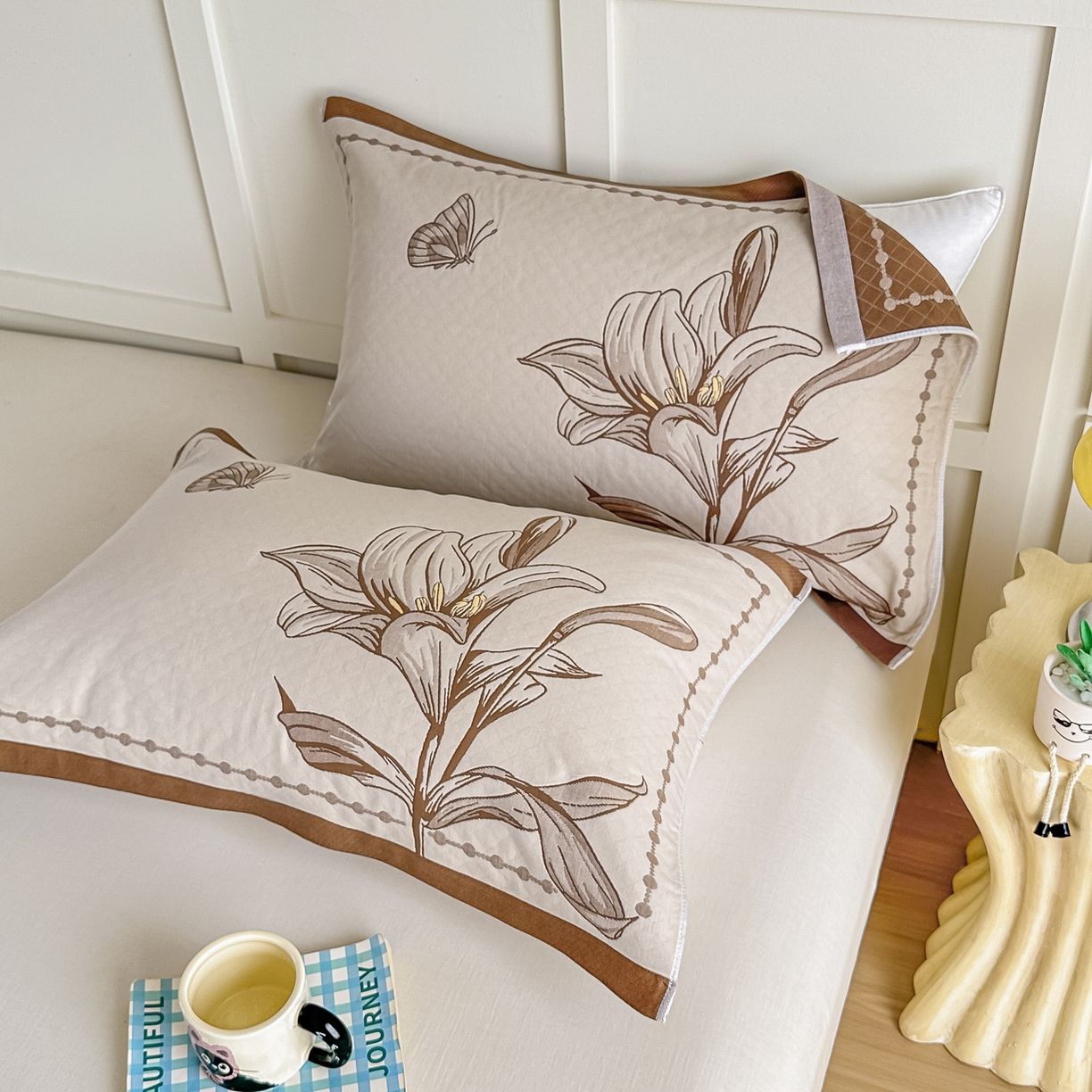 91家纺网 家纺一手货源 找家纺 沐瑟家纺 2025新款馨梦枕巾 百合-棕 52x75cm枕巾一对