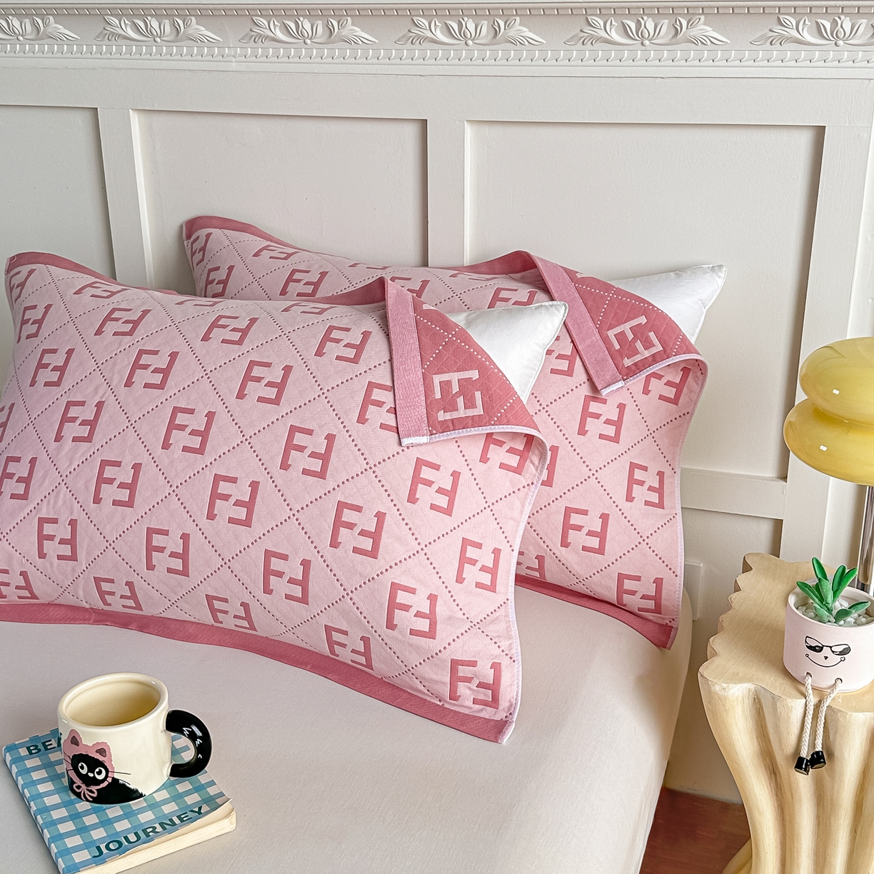 91家纺网 家纺一手货源 找家纺 沐瑟家纺 2025新款馨梦枕巾 点点字母-粉 52x75cm枕巾一对