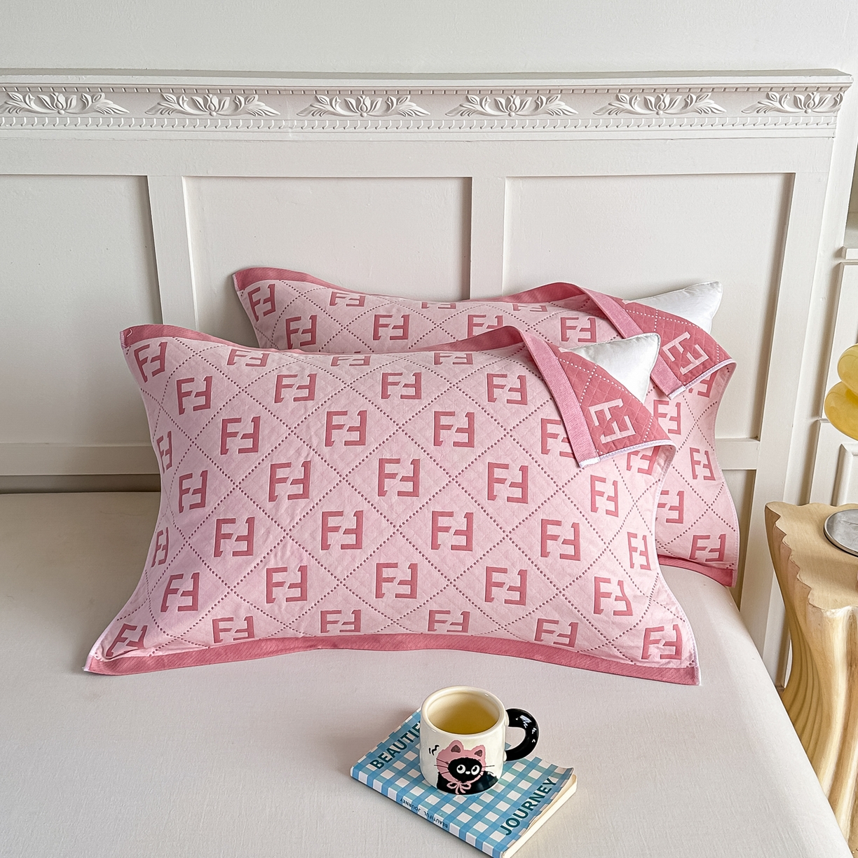 91家纺网 家纺一手货源 找家纺 沐瑟家纺 2025新款馨梦枕巾 点点字母-粉 52x75cm枕巾一对