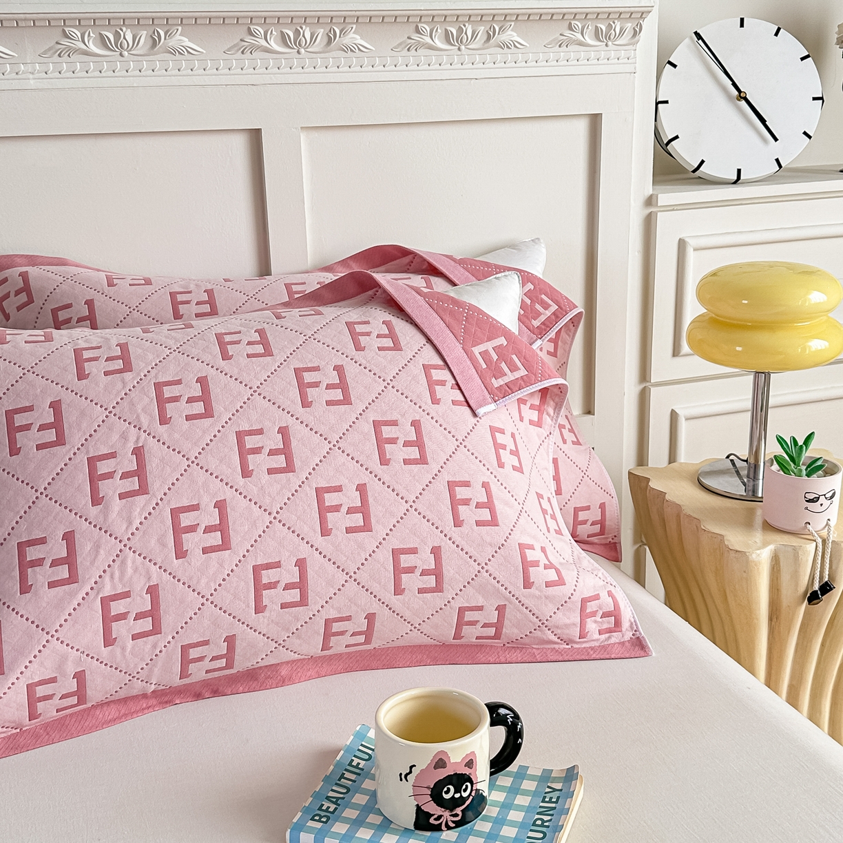 91家纺网 家纺一手货源 找家纺 沐瑟家纺 2025新款馨梦枕巾 点点字母-粉 52x75cm枕巾一对