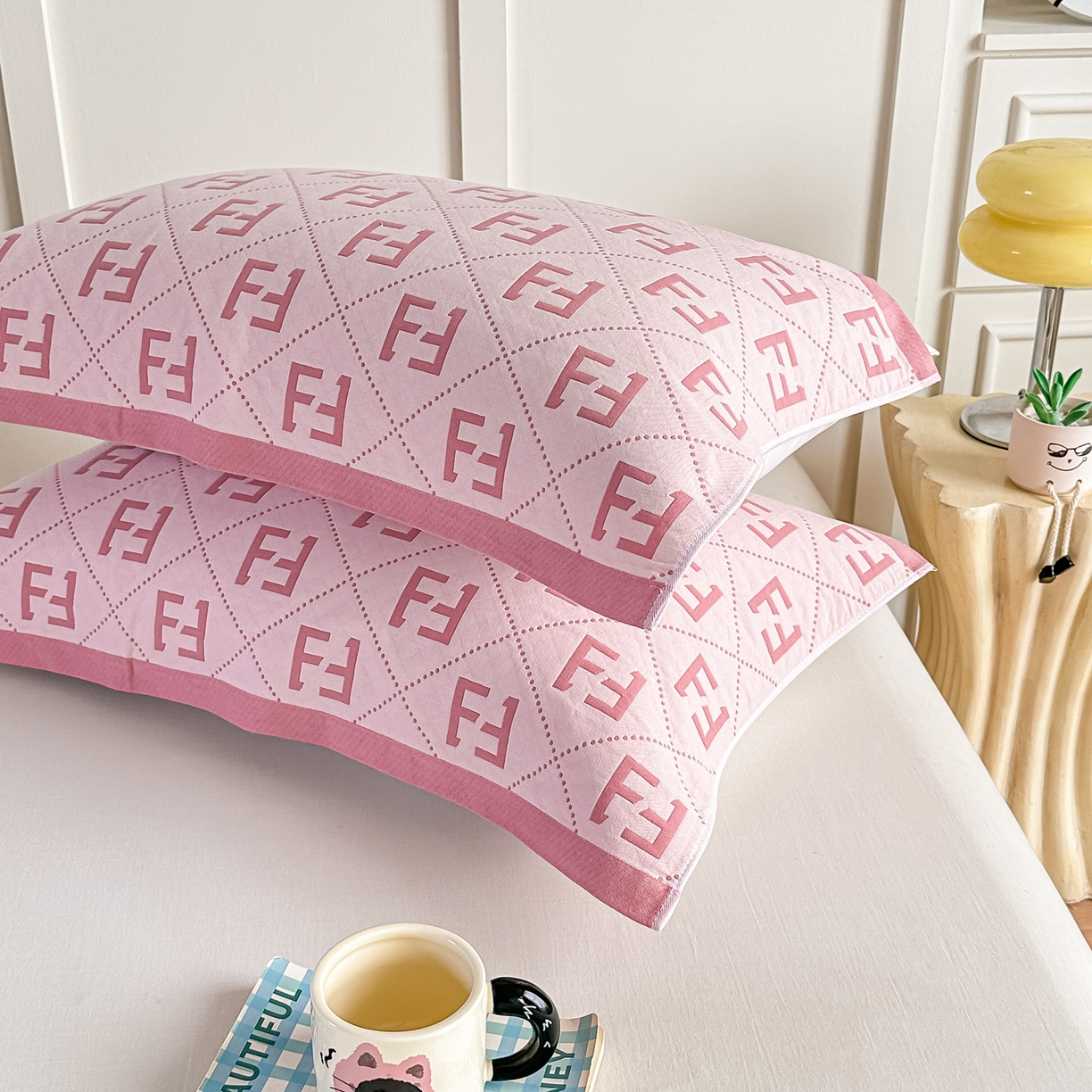 91家纺网 家纺一手货源 找家纺 沐瑟家纺 2025新款馨梦枕巾 点点字母-粉 52x75cm枕巾一对