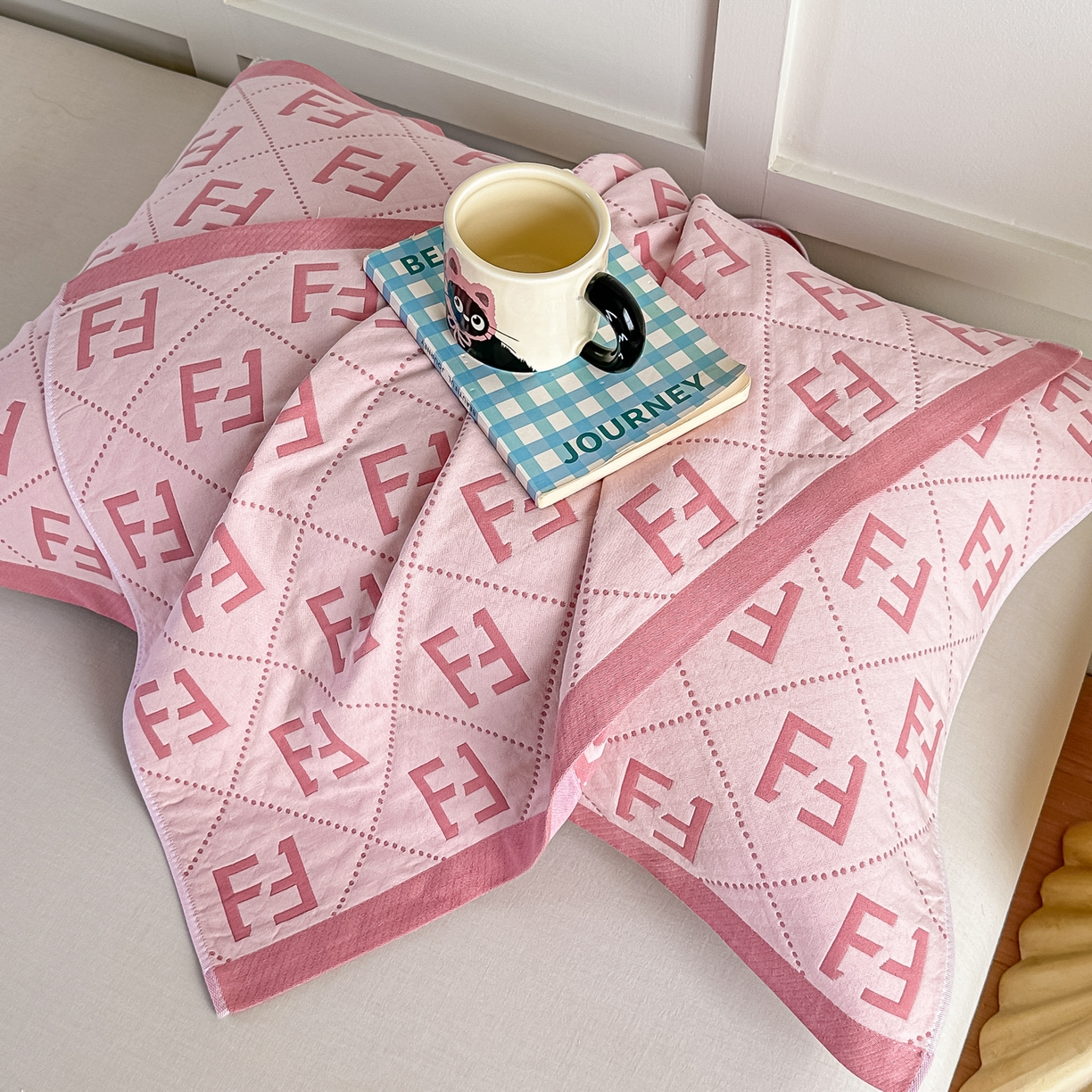 91家纺网 家纺一手货源 找家纺 沐瑟家纺 2025新款馨梦枕巾 点点字母-粉 52x75cm枕巾一对