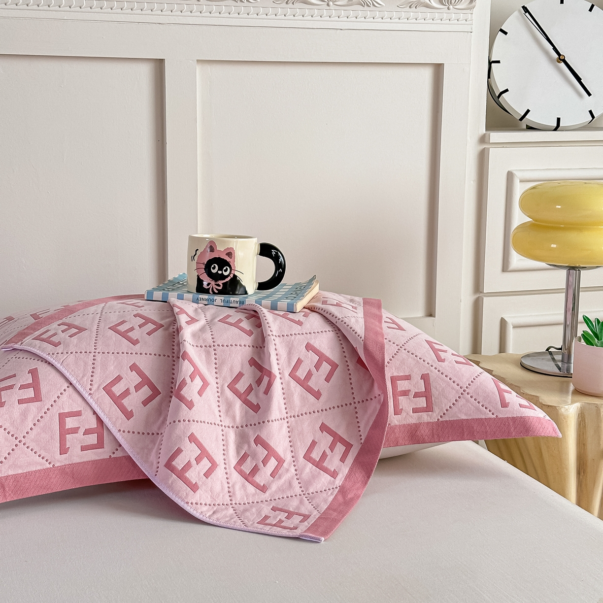 91家纺网 家纺一手货源 找家纺 沐瑟家纺 2025新款馨梦枕巾 点点字母-粉 52x75cm枕巾一对