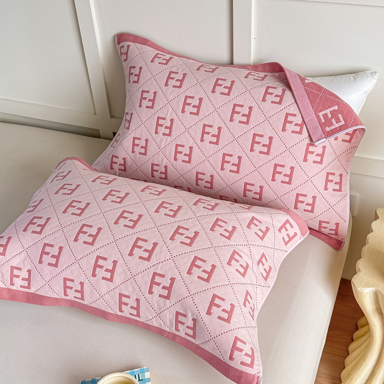 91家纺网 家纺一手货源 找家纺 沐瑟家纺 2025新款馨梦枕巾 点点字母-粉 52x75cm枕巾一对