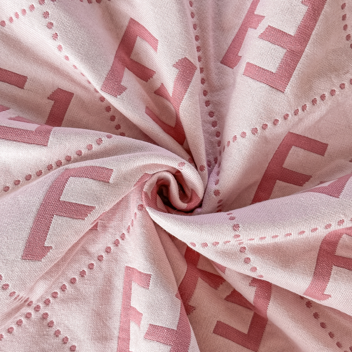 91家纺网 家纺一手货源 找家纺 沐瑟家纺 2025新款馨梦枕巾 点点字母-粉 52x75cm枕巾一对