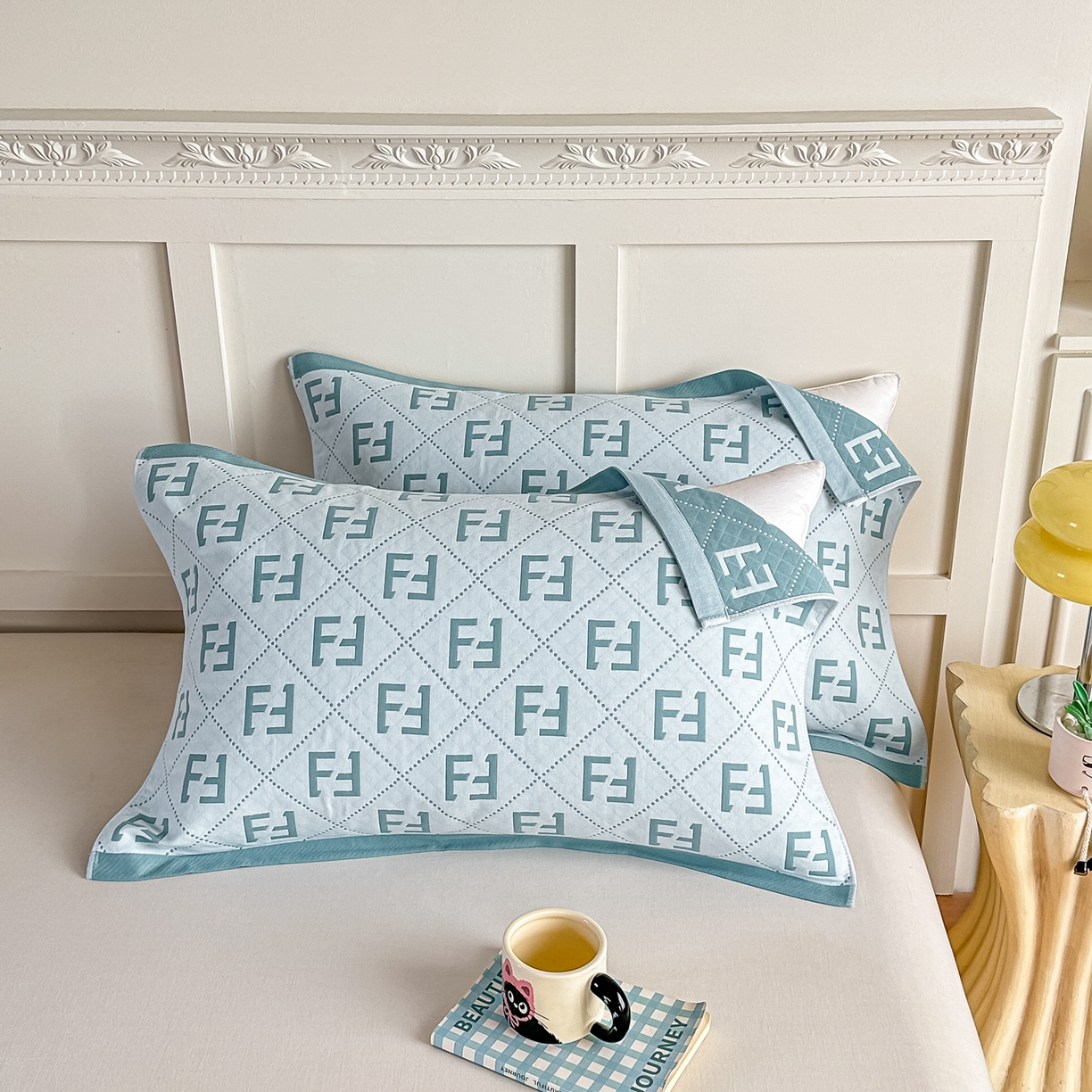 91家纺网 家纺一手货源 找家纺 沐瑟家纺 2025新款馨梦枕巾 点点字母-湖蓝 52x75cm枕巾一对