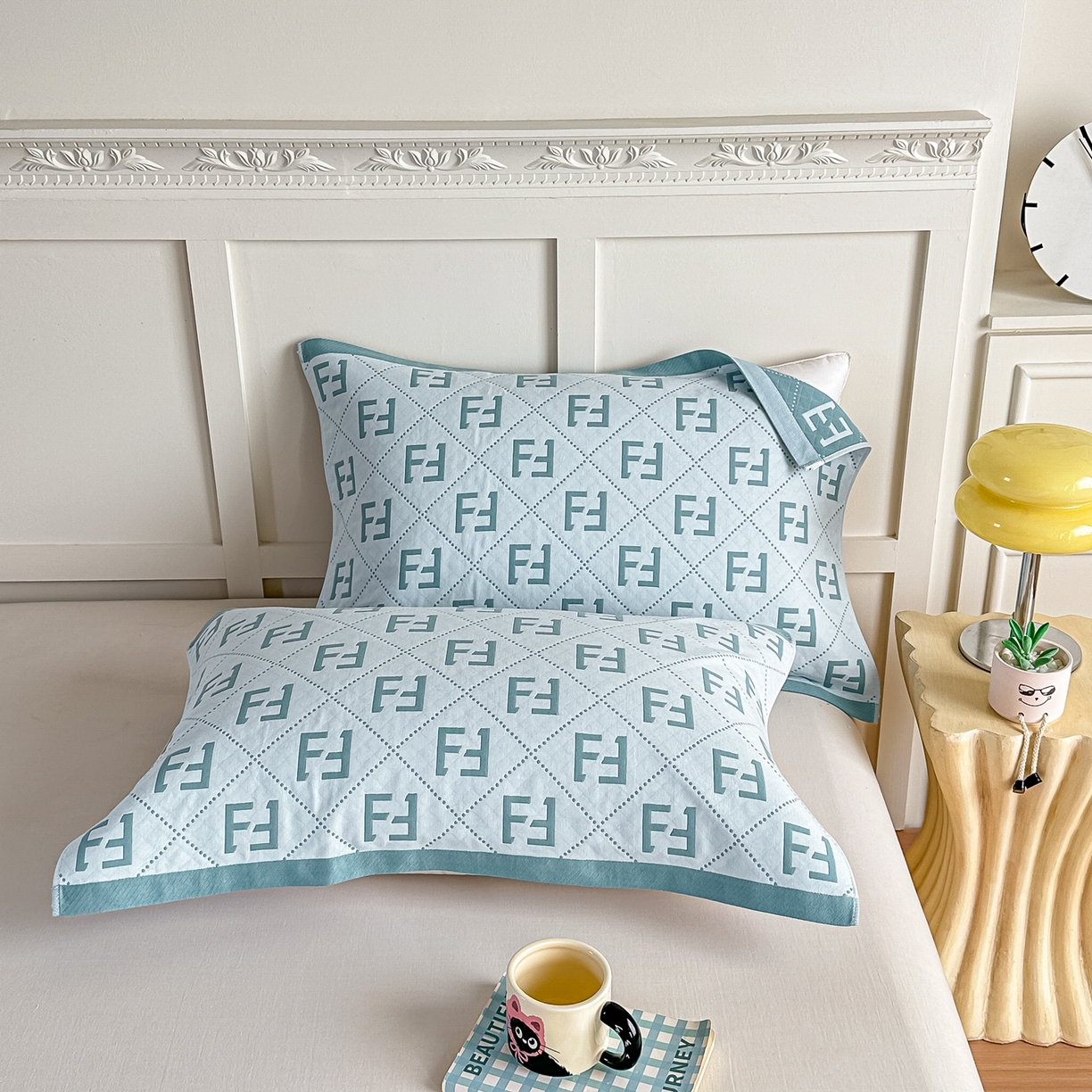 91家纺网 家纺一手货源 找家纺 沐瑟家纺 2025新款馨梦枕巾 点点字母-湖蓝 52x75cm枕巾一对