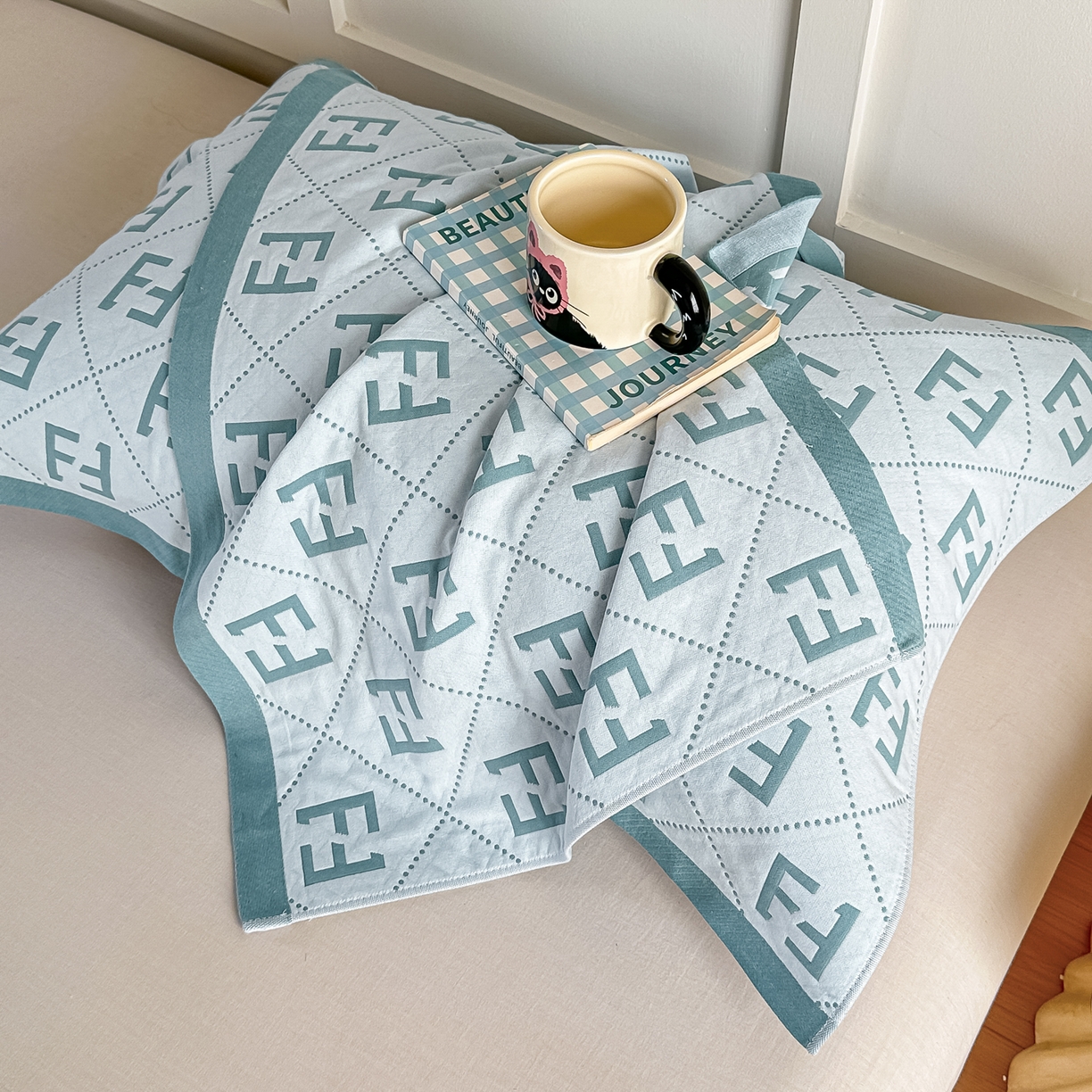 91家纺网 家纺一手货源 找家纺 沐瑟家纺 2025新款馨梦枕巾 点点字母-湖蓝 52x75cm枕巾一对