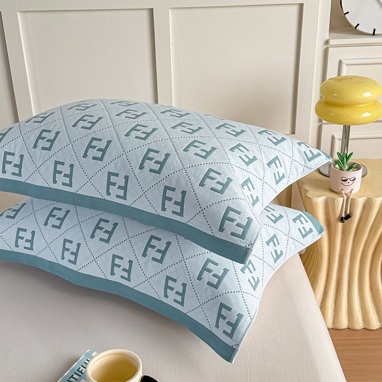 91家纺网 家纺一手货源 找家纺 沐瑟家纺 2025新款馨梦枕巾 点点字母-湖蓝 52x75cm枕巾一对