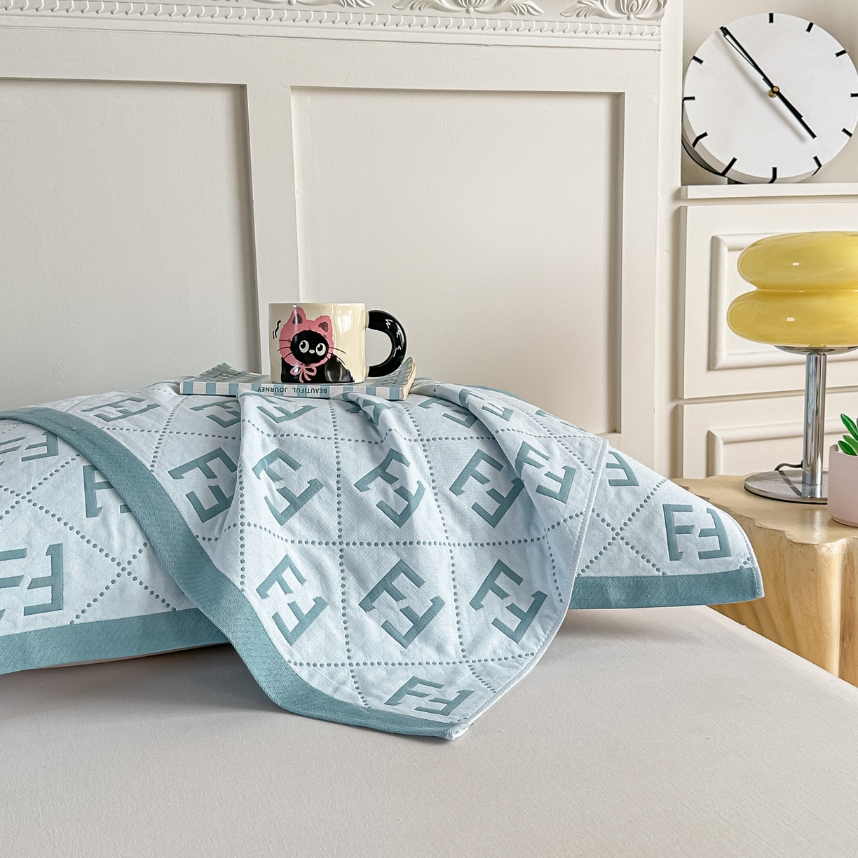 91家纺网 家纺一手货源 找家纺 沐瑟家纺 2025新款馨梦枕巾 点点字母-湖蓝 52x75cm枕巾一对