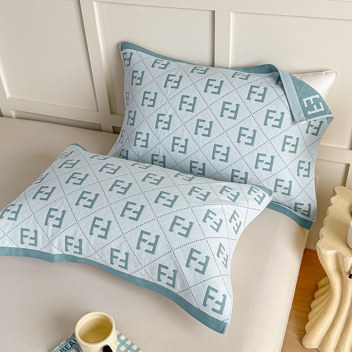 91家纺网 家纺一手货源 找家纺 沐瑟家纺 2025新款馨梦枕巾 点点字母-湖蓝 52x75cm枕巾一对