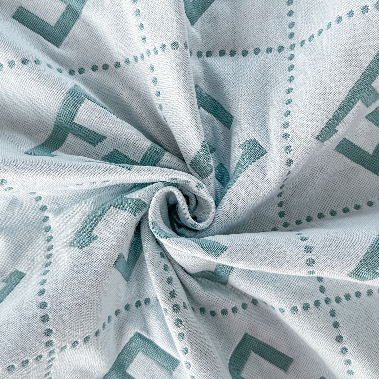 91家纺网 家纺一手货源 找家纺 沐瑟家纺 2025新款馨梦枕巾 点点字母-湖蓝 52x75cm枕巾一对