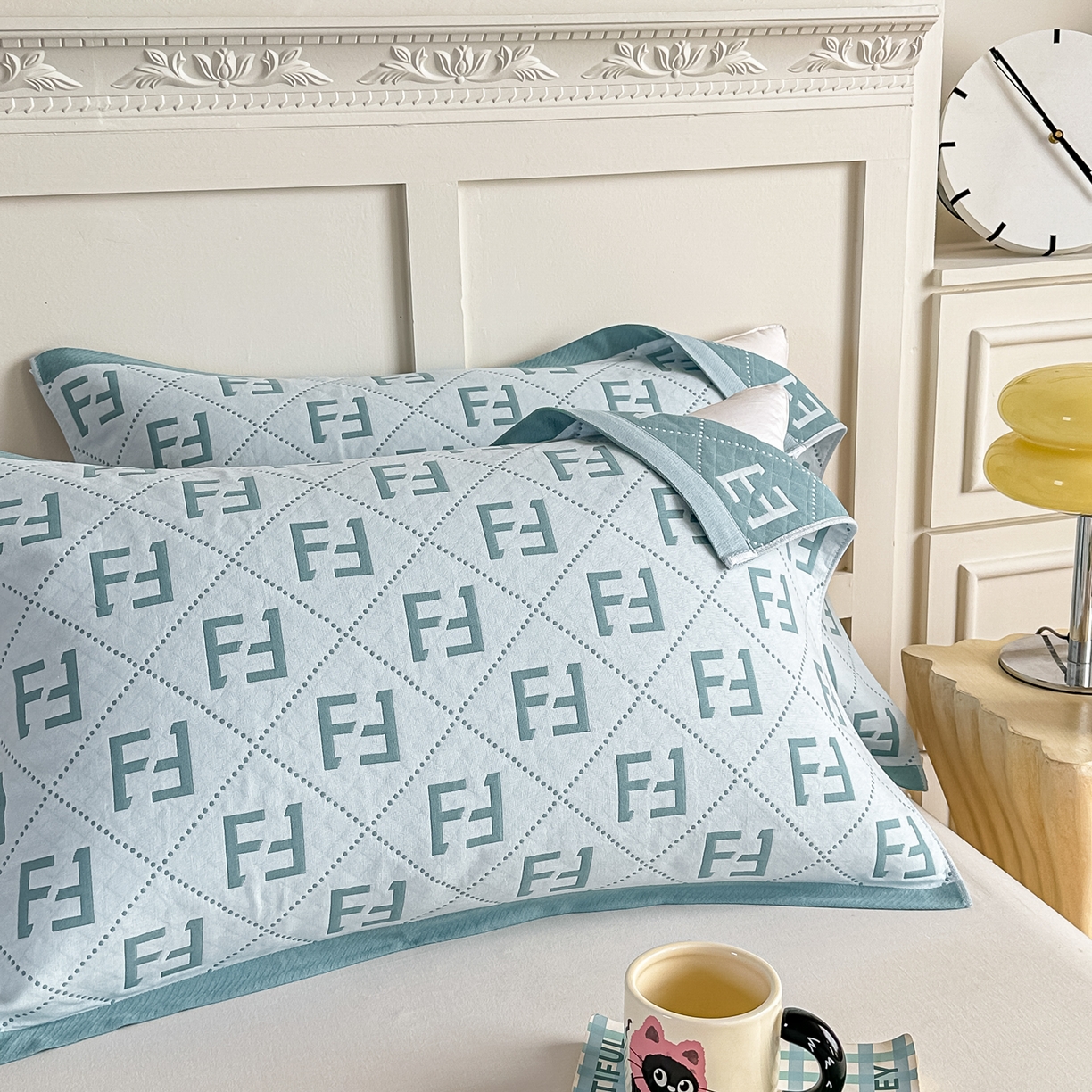 91家纺网 家纺一手货源 找家纺 沐瑟家纺 2025新款馨梦枕巾 点点字母-湖蓝 52x75cm枕巾一对