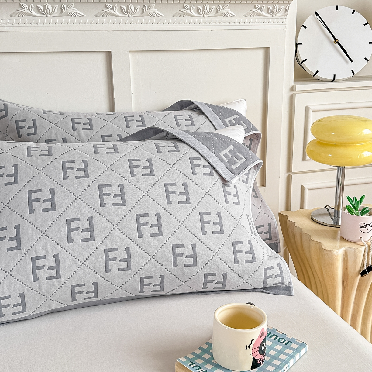 91家纺网 家纺一手货源 找家纺 沐瑟家纺 2025新款馨梦枕巾 点点字母-灰 52x75cm枕巾一对