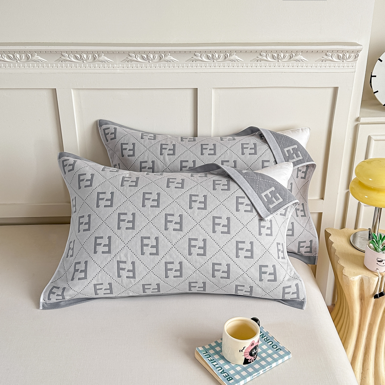 91家纺网 家纺一手货源 找家纺 沐瑟家纺 2025新款馨梦枕巾 点点字母-灰 52x75cm枕巾一对