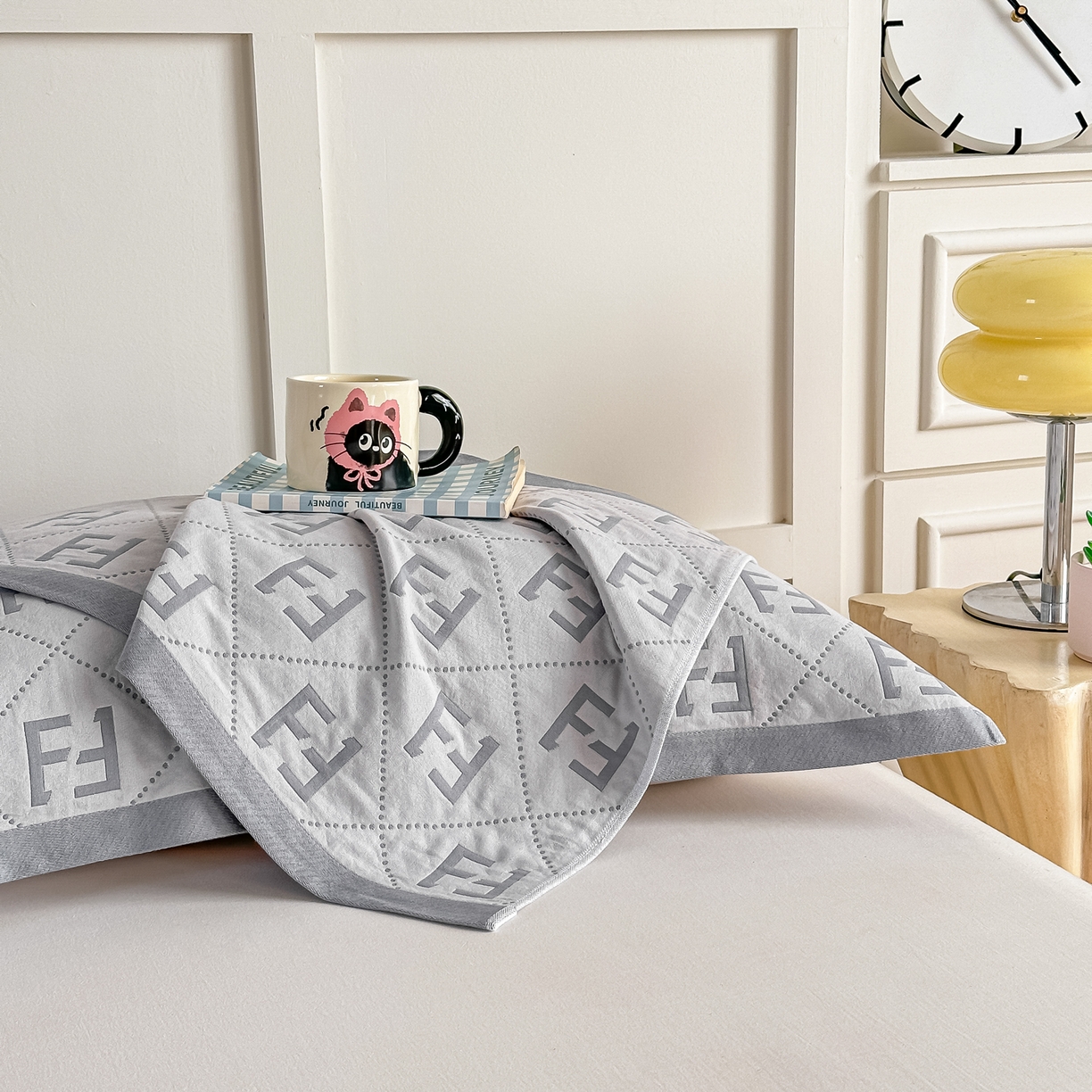 91家纺网 家纺一手货源 找家纺 沐瑟家纺 2025新款馨梦枕巾 点点字母-灰 52x75cm枕巾一对