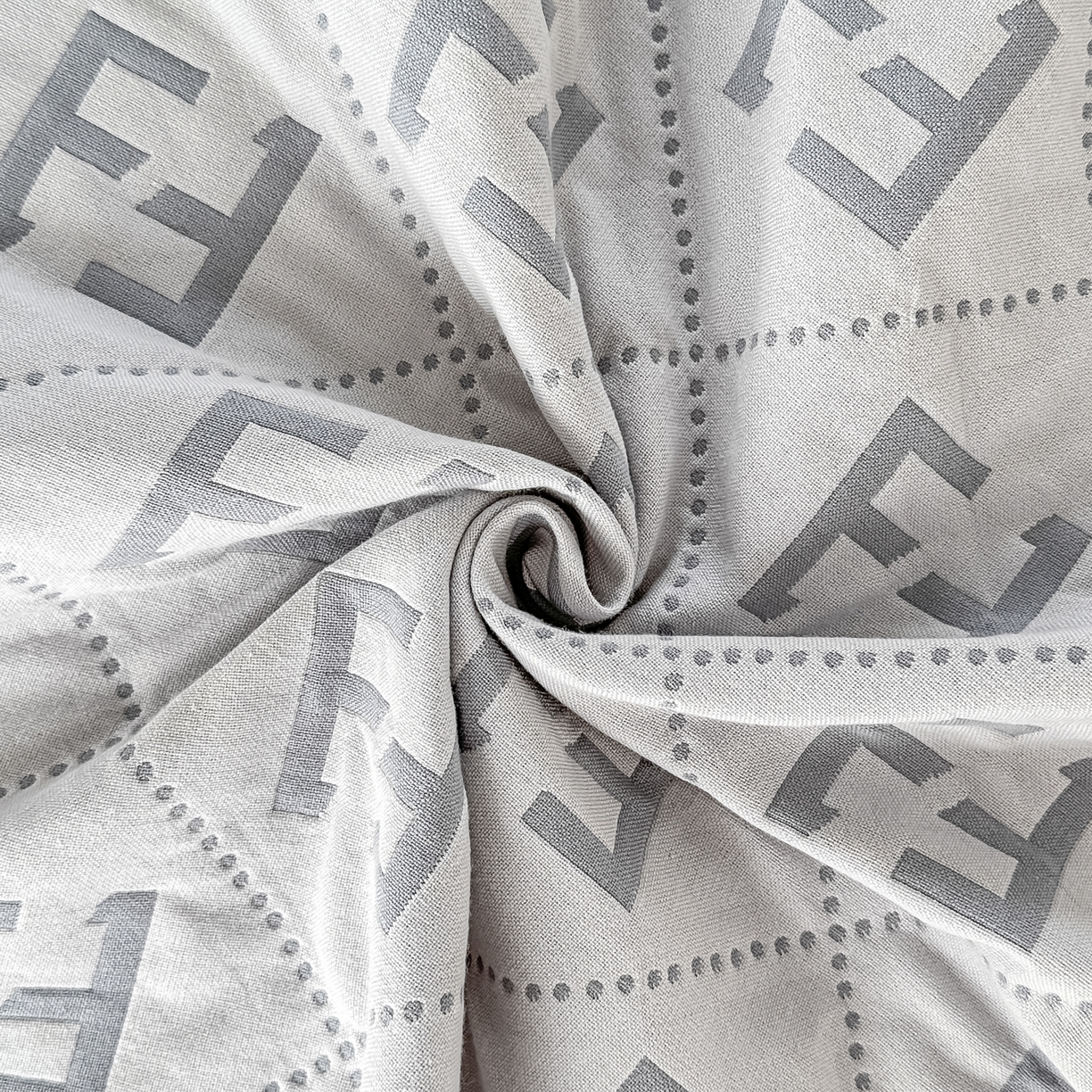 91家纺网 家纺一手货源 找家纺 沐瑟家纺 2025新款馨梦枕巾 点点字母-灰 52x75cm枕巾一对