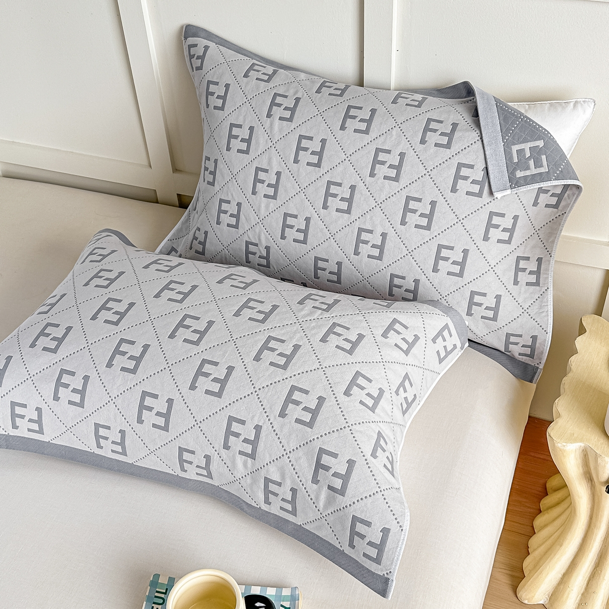 91家纺网 家纺一手货源 找家纺 沐瑟家纺 2025新款馨梦枕巾 点点字母-灰 52x75cm枕巾一对