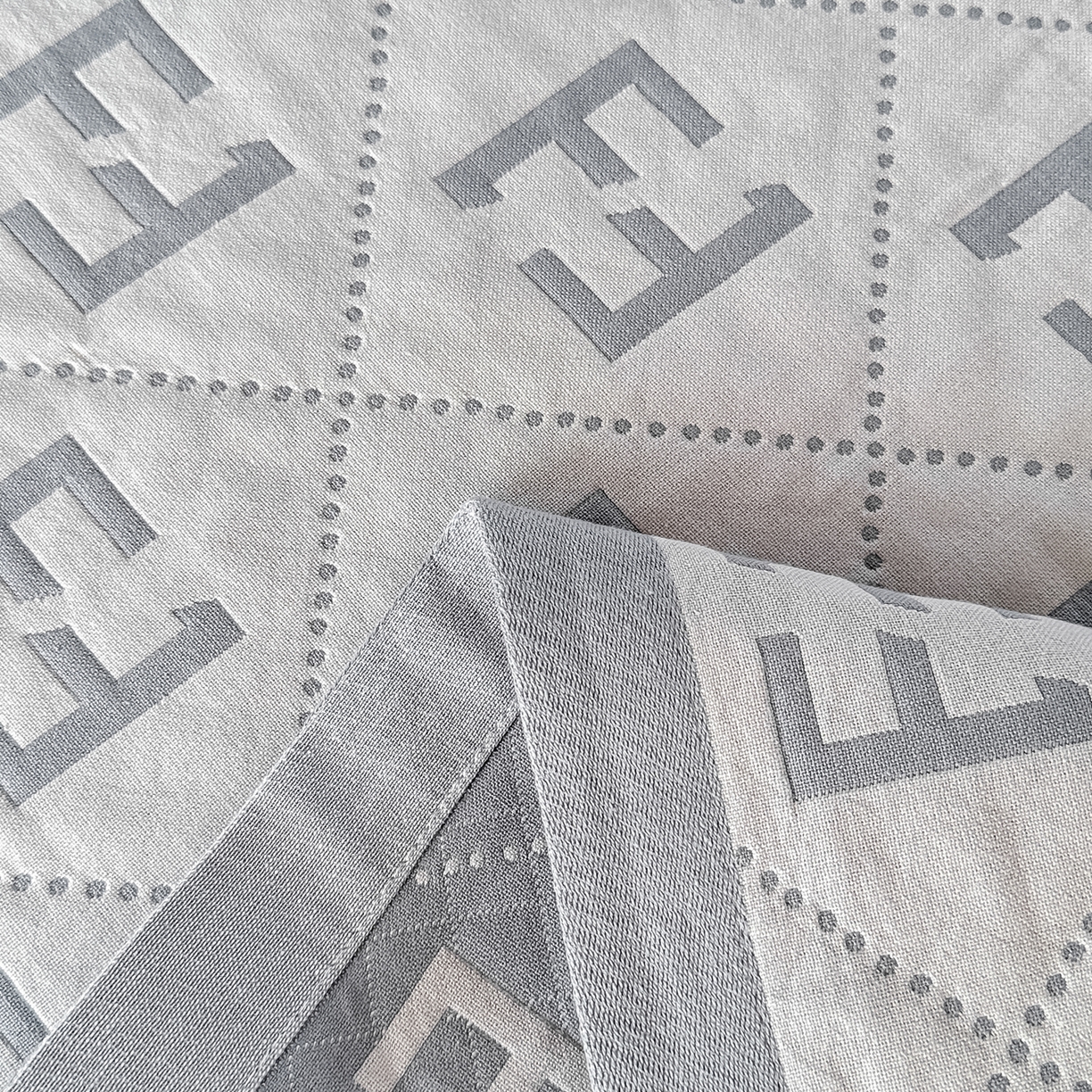 91家纺网 家纺一手货源 找家纺 沐瑟家纺 2025新款馨梦枕巾 点点字母-灰 52x75cm枕巾一对