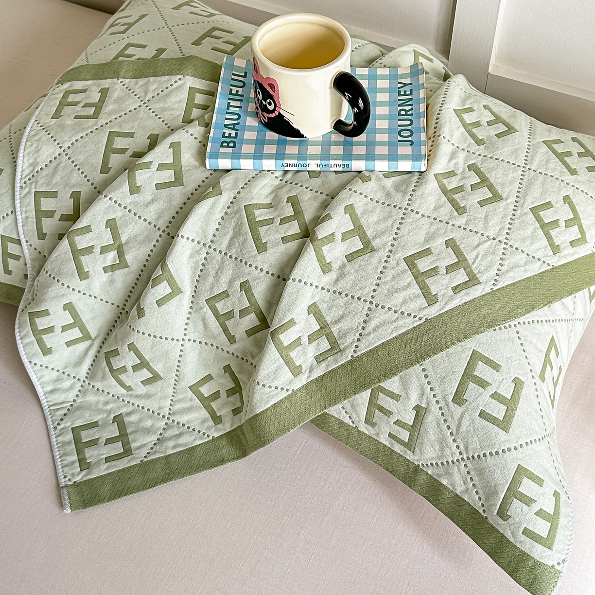 91家纺网 家纺一手货源 找家纺 沐瑟家纺 2025新款馨梦枕巾 点点字母-绿 52x75cm枕巾一对