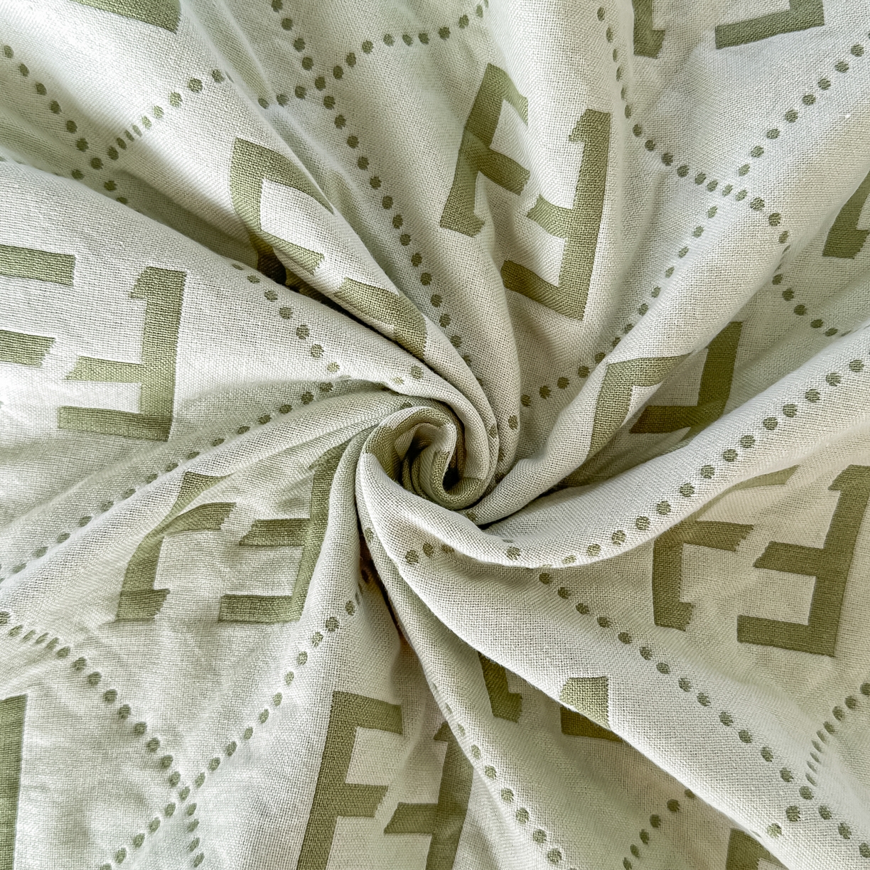 91家纺网 家纺一手货源 找家纺 沐瑟家纺 2025新款馨梦枕巾 点点字母-绿 52x75cm枕巾一对