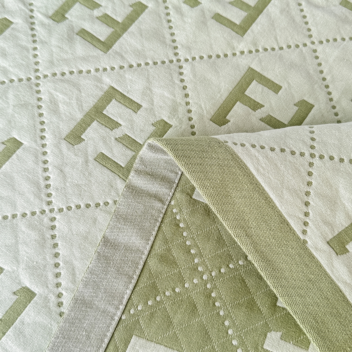 91家纺网 家纺一手货源 找家纺 沐瑟家纺 2025新款馨梦枕巾 点点字母-绿 52x75cm枕巾一对