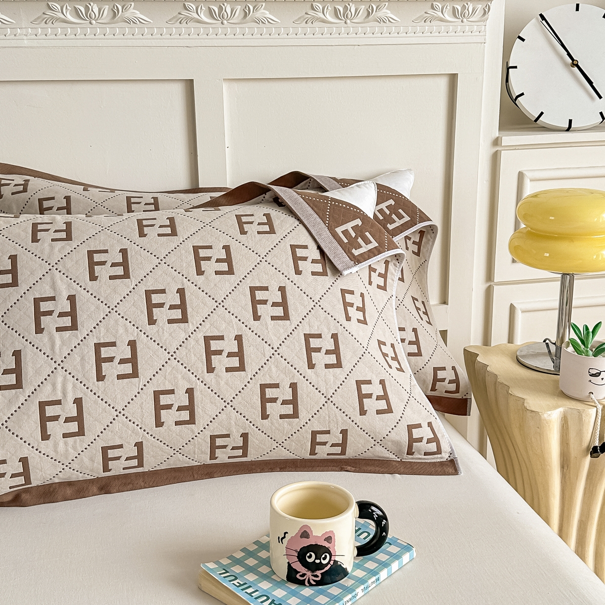 91家纺网 家纺一手货源 找家纺 沐瑟家纺 2025新款馨梦枕巾 点点字母-棕 52x75cm枕巾一对