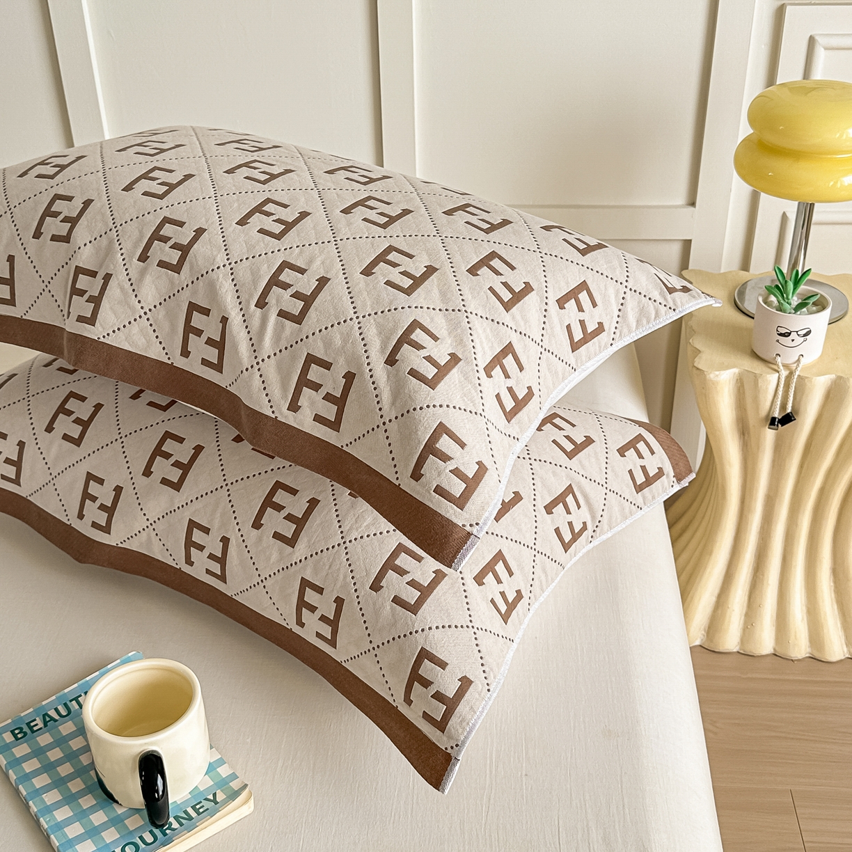 91家纺网 家纺一手货源 找家纺 沐瑟家纺 2025新款馨梦枕巾 点点字母-棕 52x75cm枕巾一对