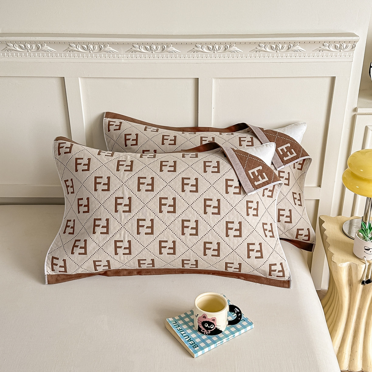 91家纺网 家纺一手货源 找家纺 沐瑟家纺 2025新款馨梦枕巾 点点字母-棕 52x75cm枕巾一对