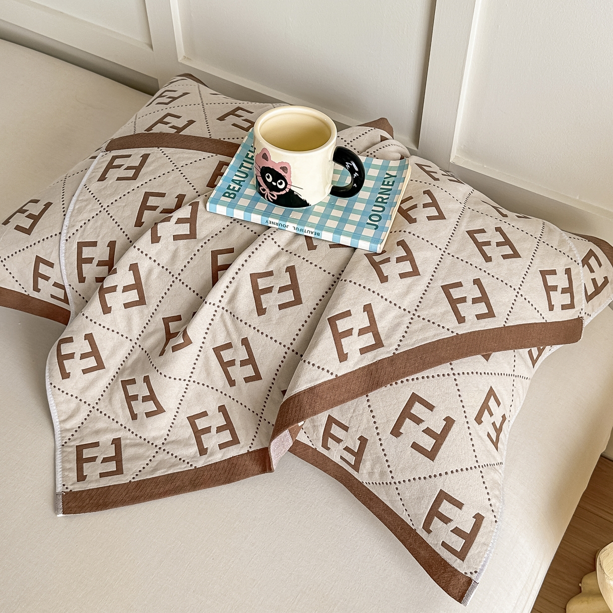 91家纺网 家纺一手货源 找家纺 沐瑟家纺 2025新款馨梦枕巾 点点字母-棕 52x75cm枕巾一对