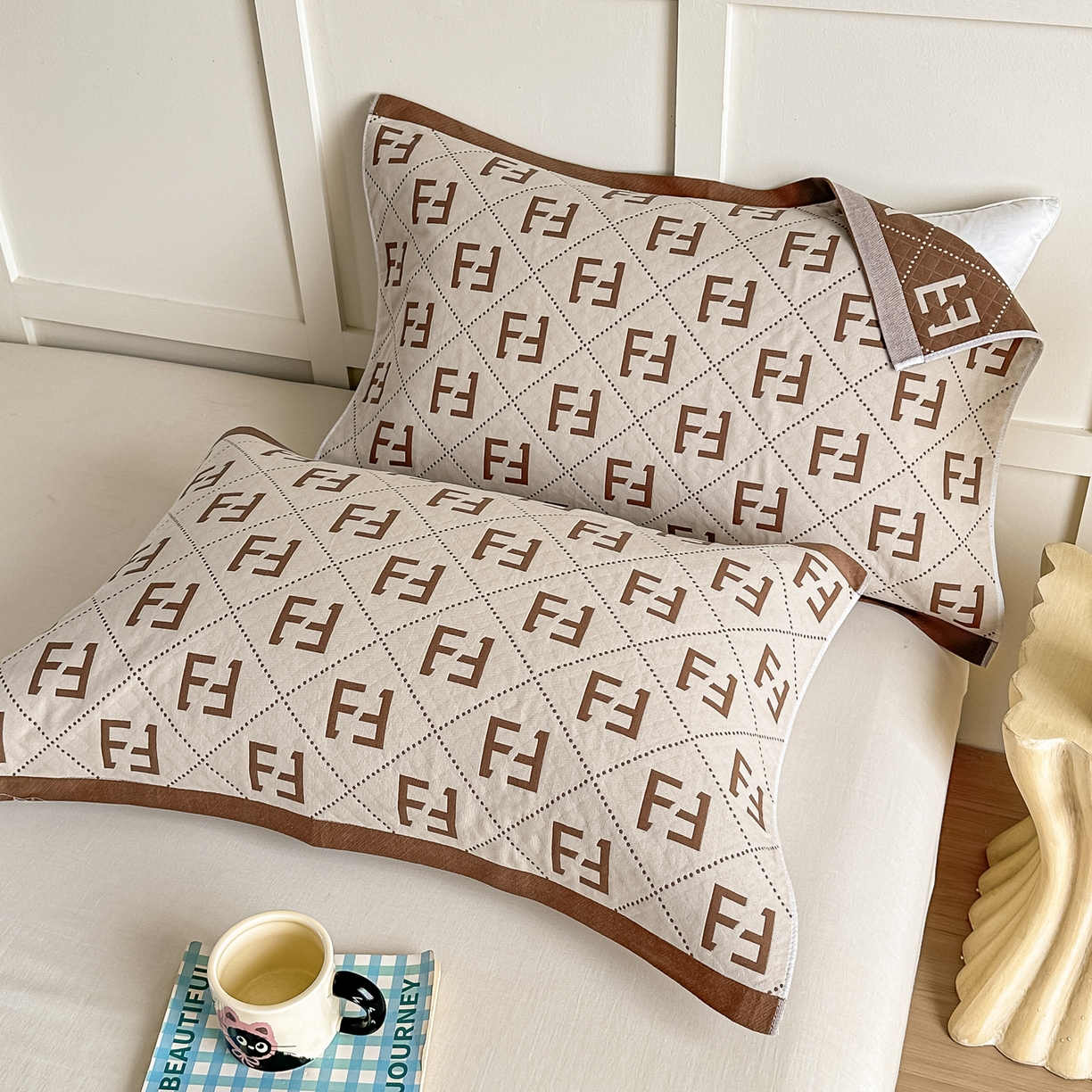 91家纺网 家纺一手货源 找家纺 沐瑟家纺 2025新款馨梦枕巾 点点字母-棕 52x75cm枕巾一对