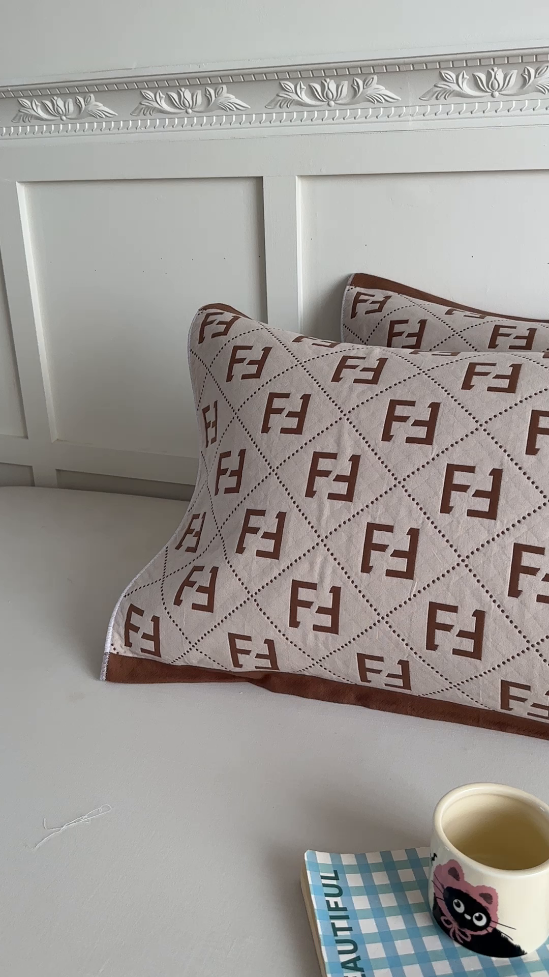 91家纺网 家纺一手货源 找家纺 沐瑟家纺 2025新款馨梦枕巾 点点字母-棕 52x75cm枕巾一对