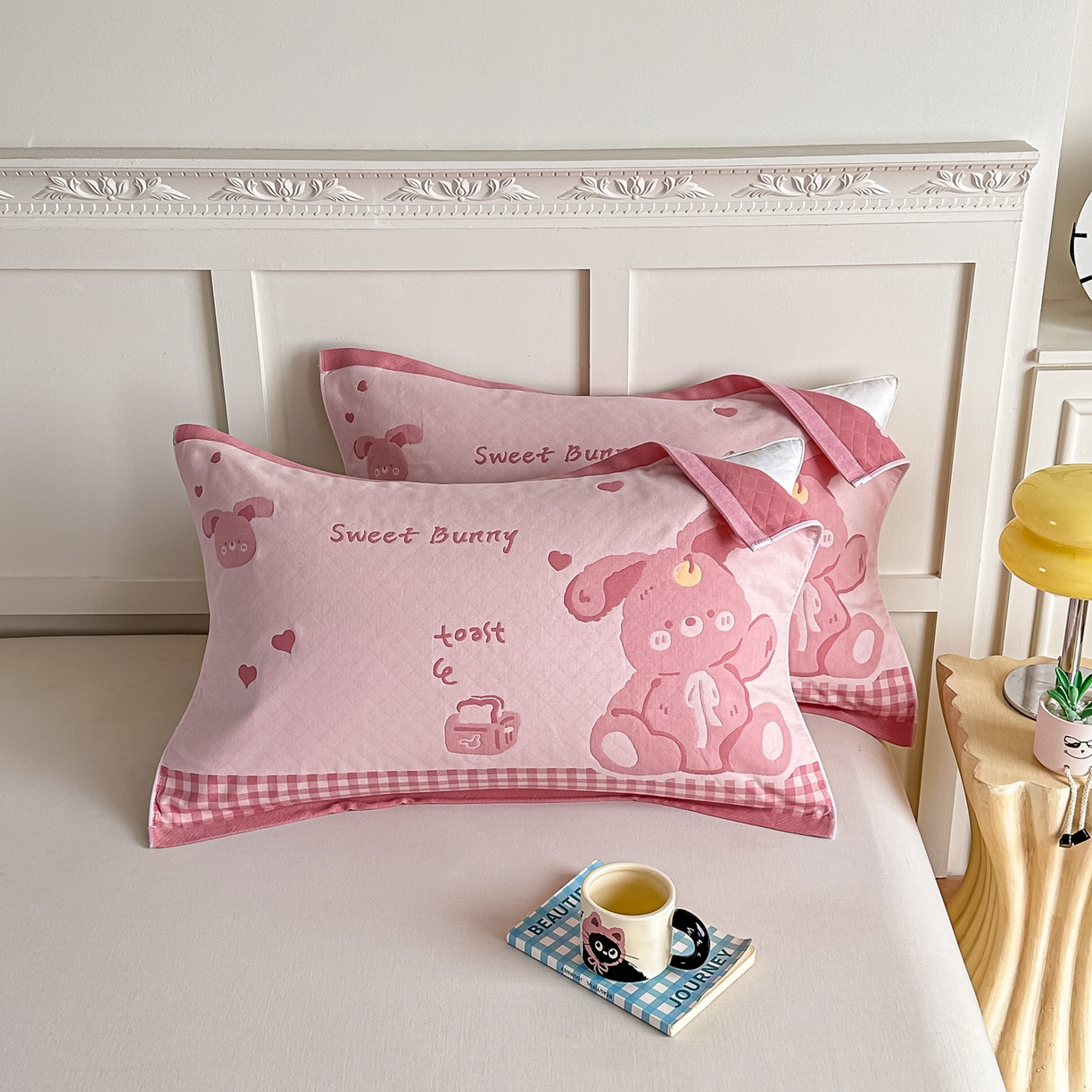 91家纺网 家纺一手货源 找家纺 沐瑟家纺 2025新款馨梦枕巾 乖小兔-粉 52x75cm枕巾一对