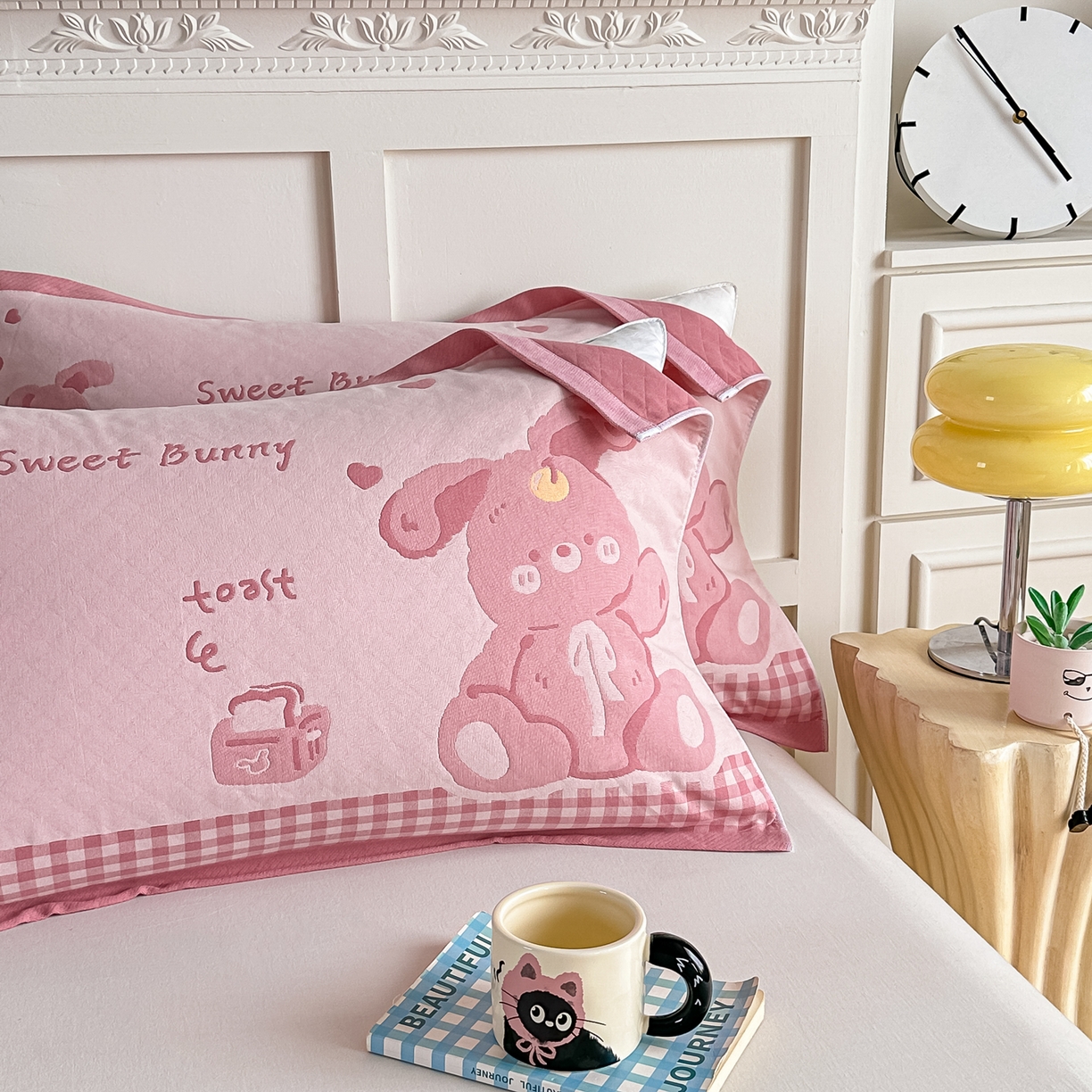 91家纺网 家纺一手货源 找家纺 沐瑟家纺 2025新款馨梦枕巾 乖小兔-粉 52x75cm枕巾一对