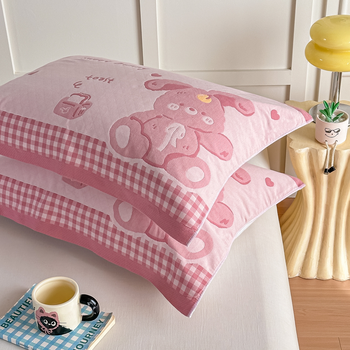 91家纺网 家纺一手货源 找家纺 沐瑟家纺 2025新款馨梦枕巾 乖小兔-粉 52x75cm枕巾一对