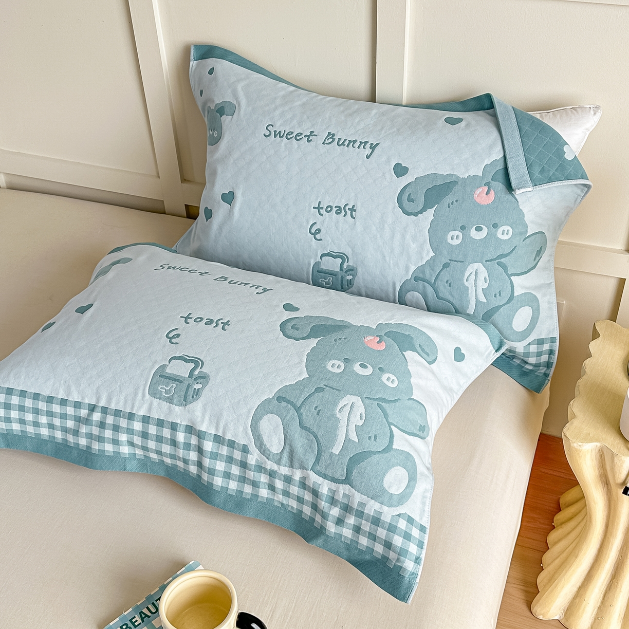 91家纺网 家纺一手货源 找家纺 沐瑟家纺 2025新款馨梦枕巾 乖小兔-湖蓝 52x75cm枕巾一对