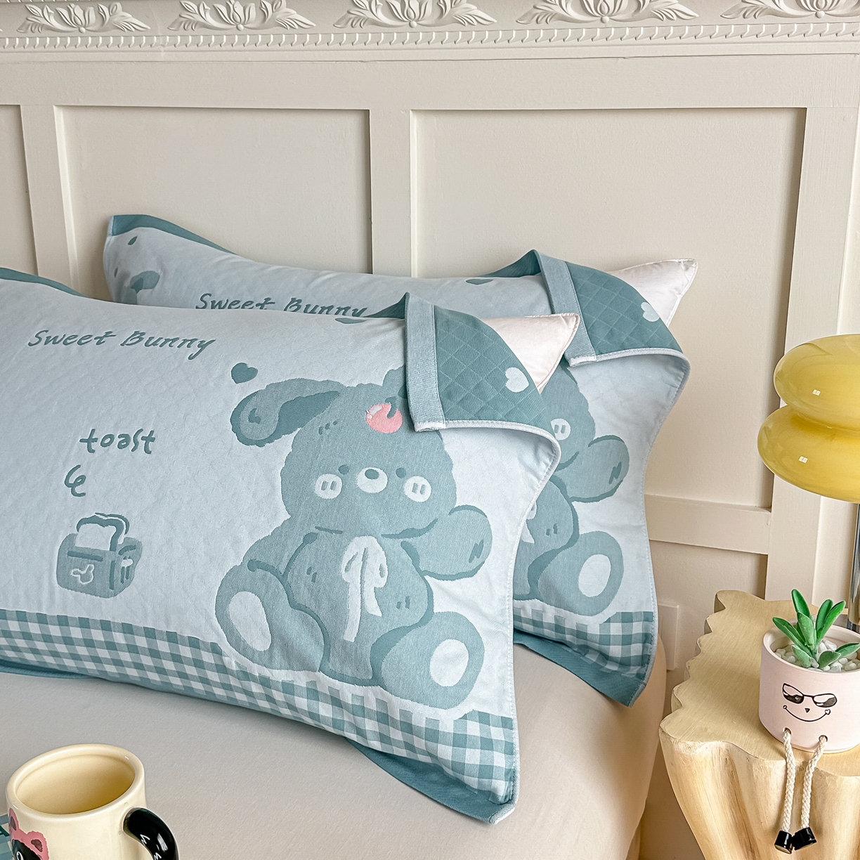 91家纺网 家纺一手货源 找家纺 沐瑟家纺 2025新款馨梦枕巾 乖小兔-湖蓝 52x75cm枕巾一对